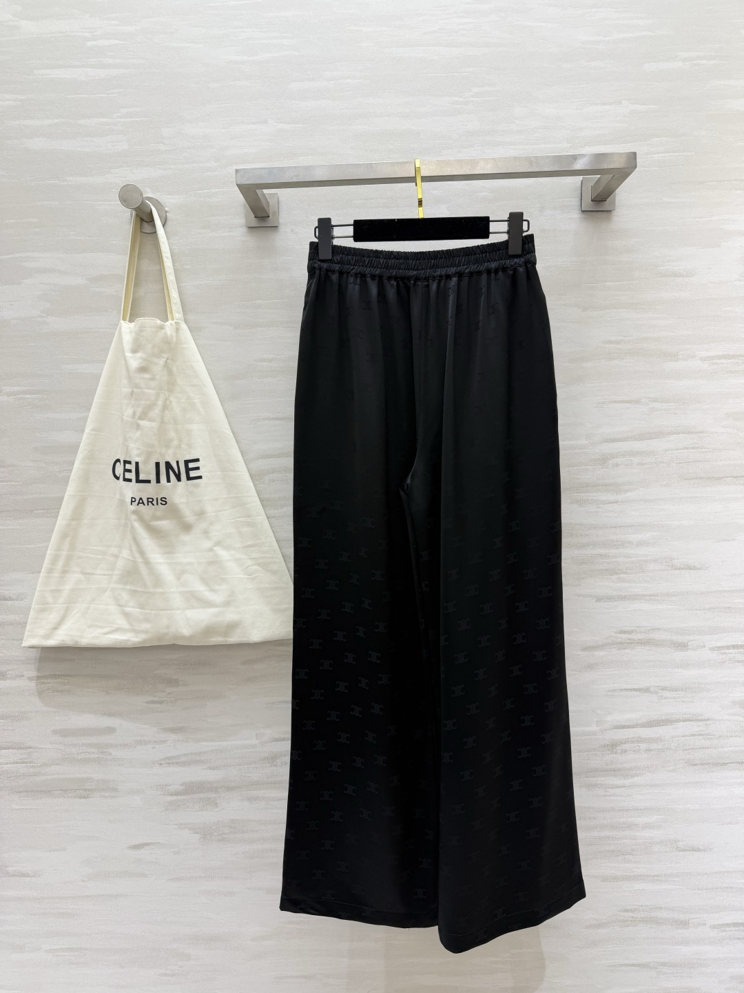 Celin♡²⁶醋酸提花裤 🤍🖤 自带贵气 暗纹提花垂坠醋酸缎面 低调又有质感 高腰阔腿版型 一秒拉长比