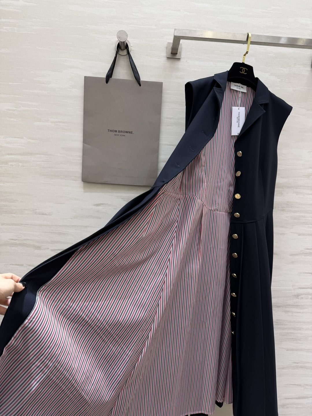 Thom Brown²⁶🎓 藏青学院派连衣裙｜优雅与利落的完美平衡 无袖西装领 金扣百褶裙 自带复古贵气