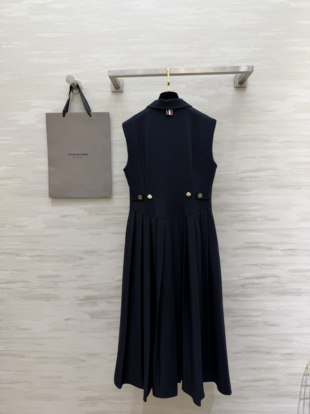 Thom Brown²⁶🎓 藏青学院派连衣裙｜优雅与利落的完美平衡 无袖西装领 金扣百褶裙 自带复古贵气