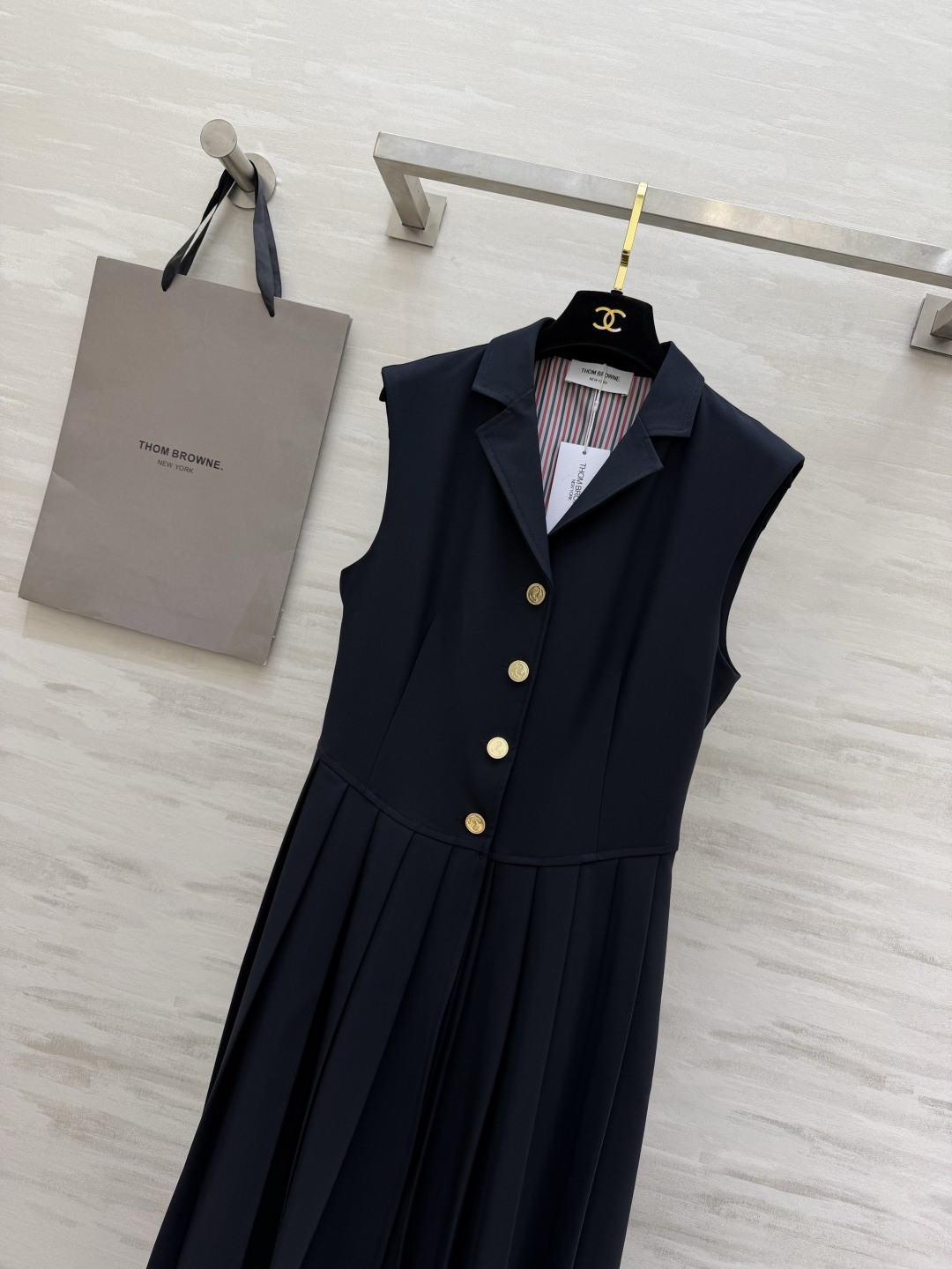 Thom Brown²⁶🎓 藏青学院派连衣裙｜优雅与利落的完美平衡 无袖西装领 金扣百褶裙 自带复古贵气