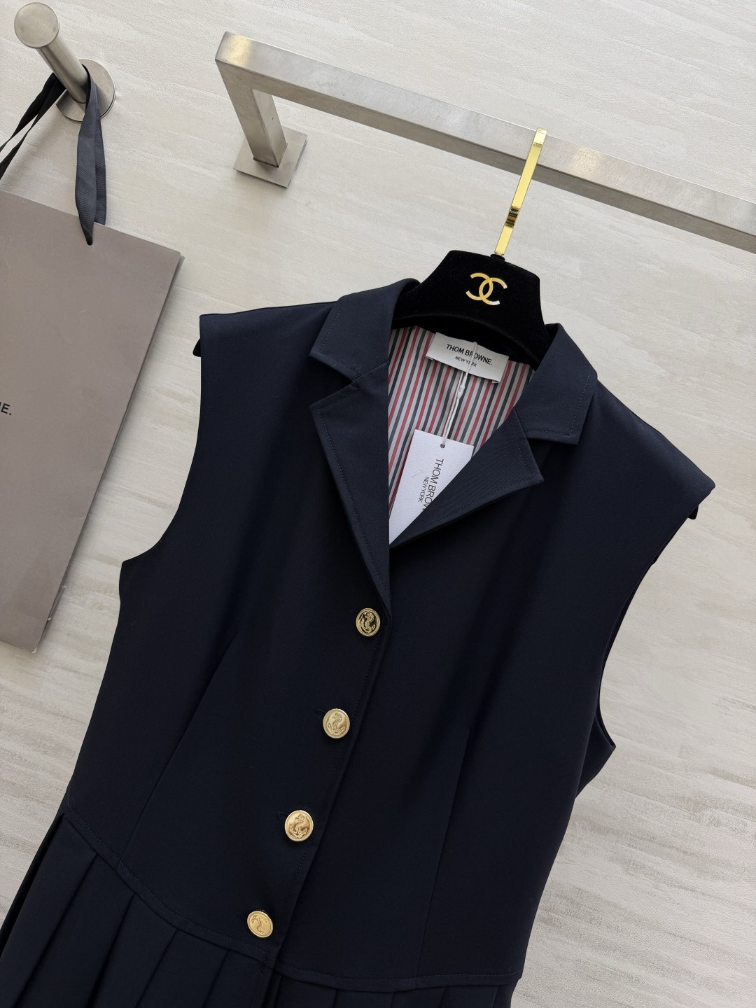 Thom Brown²⁶🎓 藏青学院派连衣裙｜优雅与利落的完美平衡 无袖西装领 金扣百褶裙 自带复古贵气