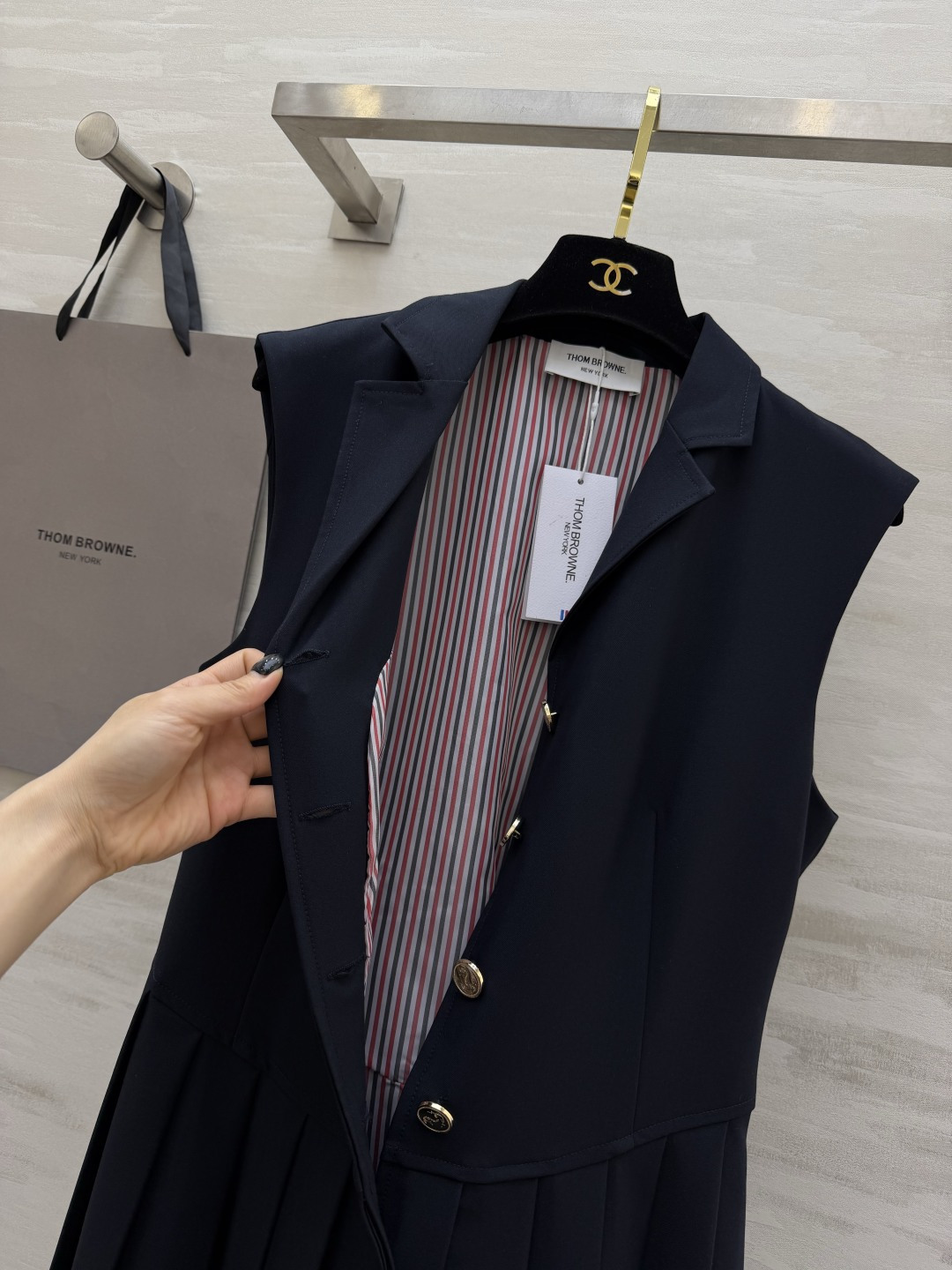 Thom Brown²⁶🎓 藏青学院派连衣裙｜优雅与利落的完美平衡 无袖西装领 金扣百褶裙 自带复古贵气