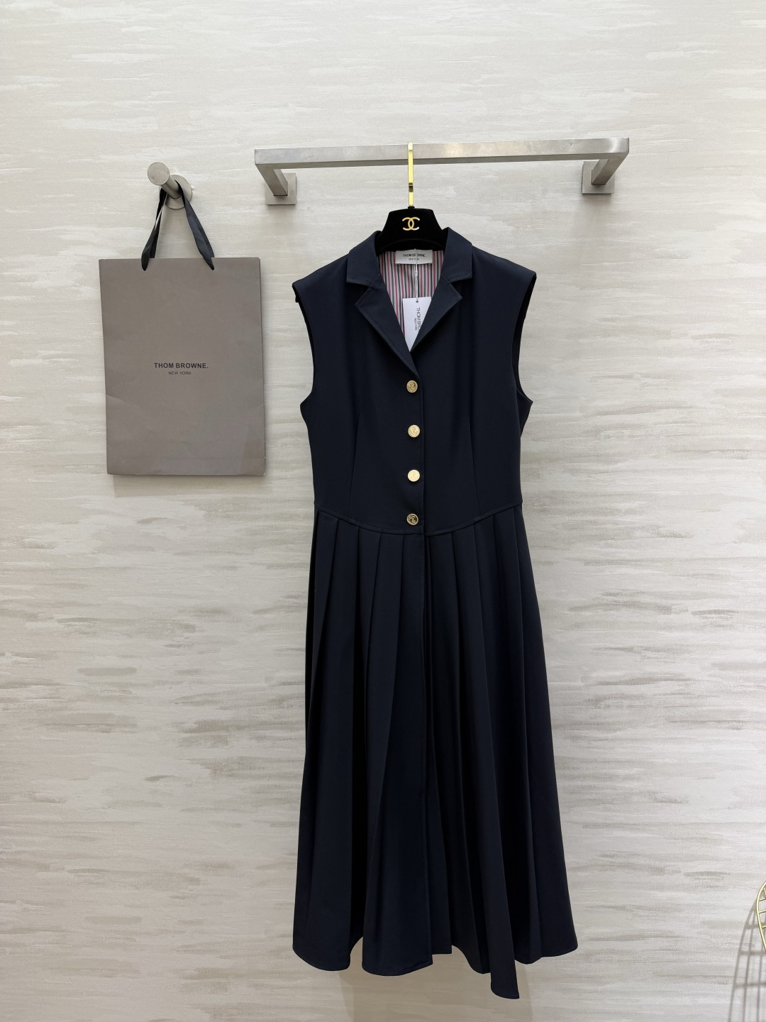 NO:859620,Thom Brown Tibetan Blue Academic Dress | The perfect balance of elegance and neatness. Sleeveless suit collar. Gold-button pleated skirt with retro elegance. Waist cut. Large skirt modifies body proportions. Sweet and sassy. The navy blue color is classic and durable. It is very textured for commuting, dating and daily wear. A set of upper body can instantly transform the temperament of a school girl. High-quality customization. Ready for sale. Size S/M/L (S size bust 86, skirt length 115), Thom Brown - Clothing, Thom  browne,skirts,business suit,19860909Thom Brown 藏青学院派连衣裙｜优雅与利落的完美平衡 无袖西装领 金扣百褶裙 自带复古贵气感 收腰剪裁 大裙摆修饰身材比例 又甜又飒藏青色经典耐看,通勤、约会、日常穿都很有质感 一套上身秒变气质学姐高品质定制 现货首发sizeS/M/L（s码胸围86,裙长115）,汤姆布朗-服装,thom browne,skirts,business suit,,Women's clothing