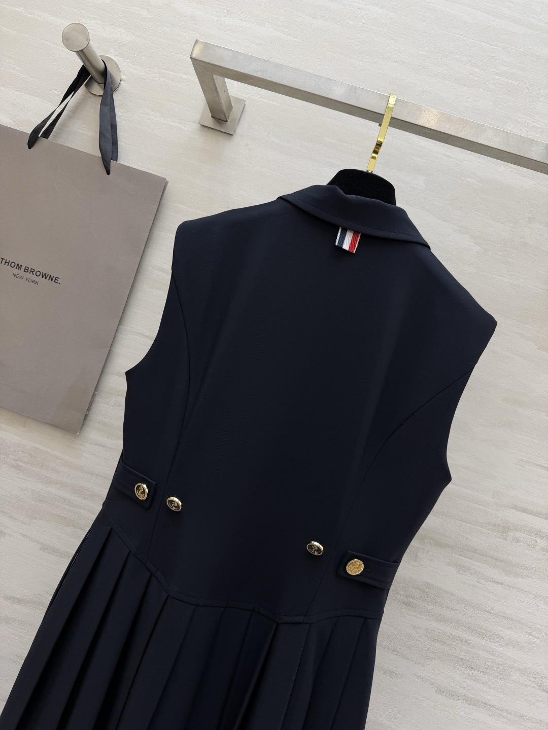 Thom Brown²⁶🎓 藏青学院派连衣裙｜优雅与利落的完美平衡 无袖西装领 金扣百褶裙 自带复古贵气
