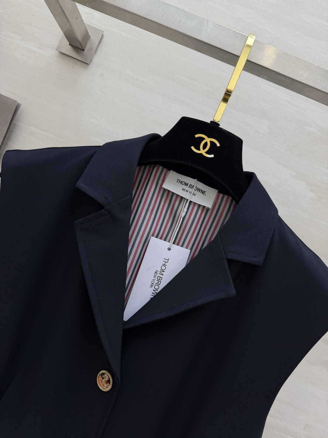Thom Brown²⁶🎓 藏青学院派连衣裙｜优雅与利落的完美平衡 无袖西装领 金扣百褶裙 自带复古贵气