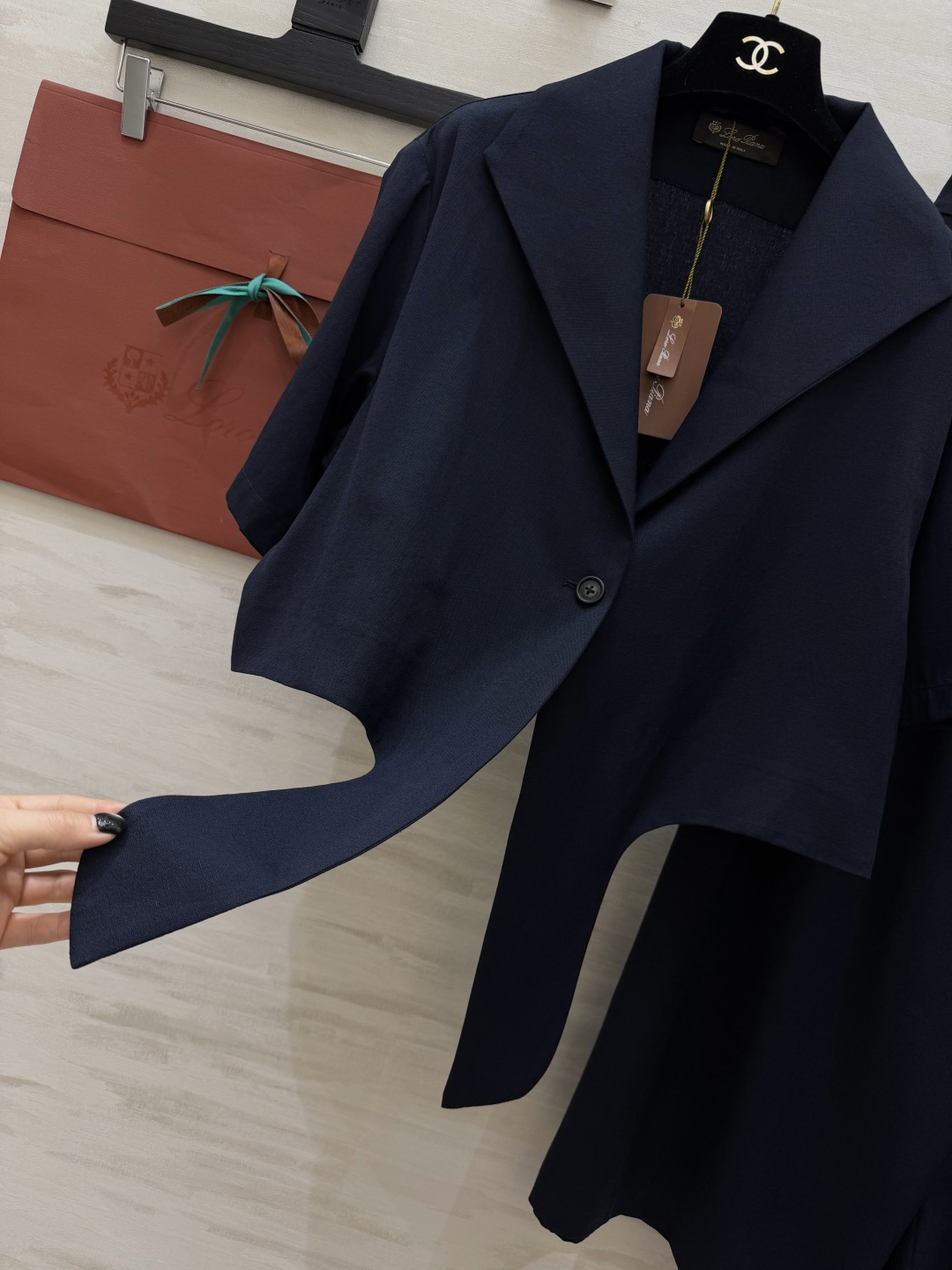 Loro Pian♡²⁶新品亚麻套装 优雅与松弛感并存 藏青蓝自带高级感 打结短上衣+阔腿裙裤 又飒又优