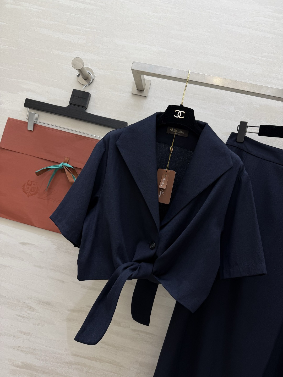 Loro Pian♡²⁶新品亚麻套装 优雅与松弛感并存 藏青蓝自带高级感 打结短上衣+阔腿裙裤 又飒又优