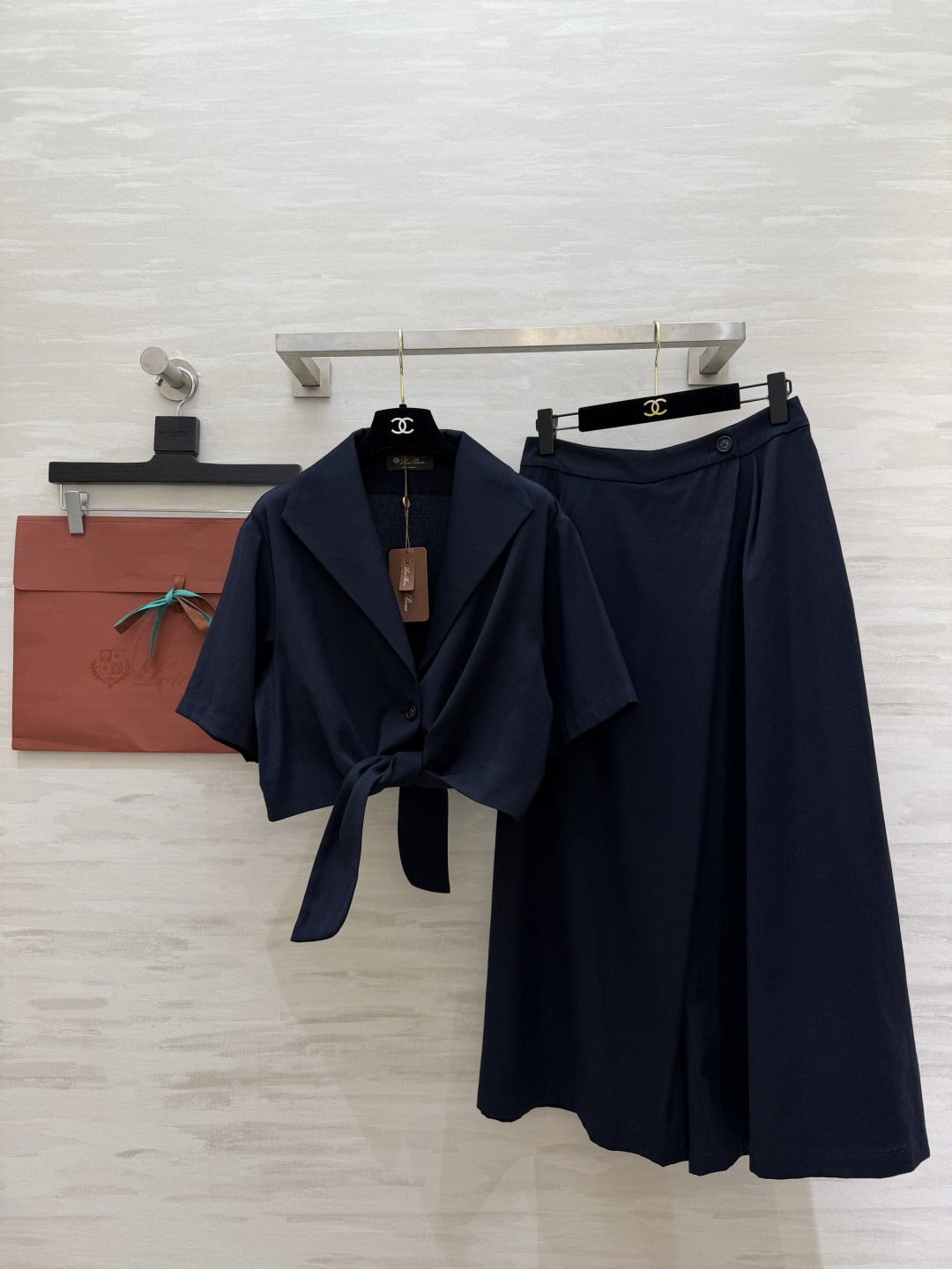 NO:859527,Loro Pian's new linen suit, elegance and relaxation coexist, navy blue brings a sense of luxury, knotted blouse + wide-leg culottes, rustic and elegant, linen texture is skin-friendly and comfortable, high-quality customization, available now, sizeS/M/L (S size bust 102, length 42, waist 66, trouser length 88), women's clothing, loro piana, skirts,19860909Loro Pian新品亚麻套装 优雅与松弛感并存 藏青蓝自带高级感 打结短上衣+阔腿裙裤 又飒又优雅 亚麻质地亲肤舒适 高品质定制 现货首发sizeS/M/L（s码胸围102,衣长42,腰围66,裤长88）,女装,loro piana,skirts,,Women's clothing