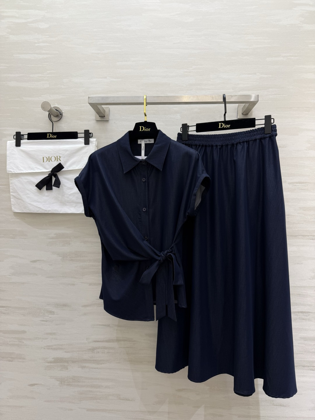 NO:859632,Dio navy blue denim suit, both relaxed and elegant, twisted tie shirt, high-waisted A-line skirt, with a cool and elegant feel. Soft and smooth Tencel denim fabric, draped and breathable. The upper body is refreshing and not stuffy. The waist tie design secretly hides the flesh. The large skirt is gentle and slim. Suitable for commuting, dating, and daily wear. A set of upper body can instantly transform your temperament into a sister's high-quality customization.  Available in stock first size S/M/L (S size dropped shoulder bust 104, dress length 56, elastic waist 64, skirt length 85), Dior-clothing, dior, dior, skirts, shirts,19860909Dio藏蓝牛仔套装 松弛感与优雅并存 扭结系带衬衫 高腰A字半裙 自带清冷贵气感 软滑天丝牛仔面料 垂坠又透气 上身清爽不闷 收腰系带设计悄悄藏肉 大裙摆温柔又显瘦 通勤、约会、日常穿都适配 一套上身秒变气质姐姐高品质定制 现货首发sizeS/M/L（s码落肩胸围104,衣长56,弹力腰围64,裙长85）,迪奥-服装,dior,dior,skirts,shirts,,Women's clothing