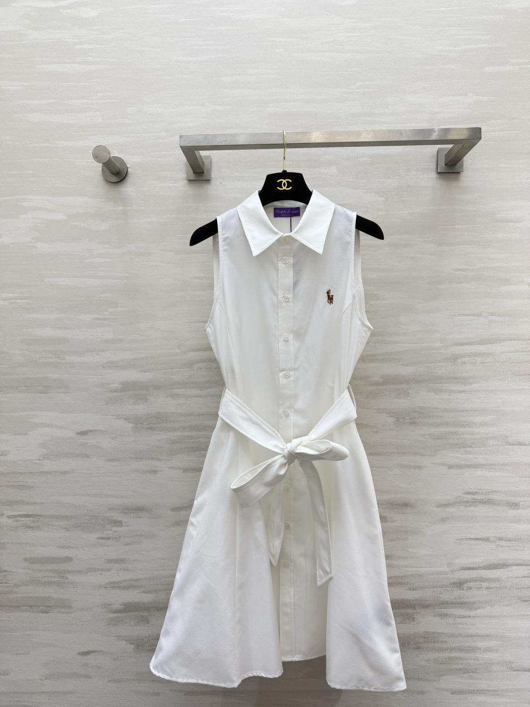 NO:859463,Ralph Laure Purple Label Series Three-Color College Style｜Refreshing and age-reducing universal shirt dress Sleeveless lapel Belt cinched at the waist to create an American college look in one second Pony logo on the chest is low-key and refined Three colors come with youthful filters The drapey fabric upper body is refreshing and neat, suitable for commuting, dating, and travel!  One set of upper body can instantly transform you into a energetic senior!  High-quality customization, available in stock first size S/M/L (S size bust 86, skirt length 89), women's clothing, loro piana, skirts, shirts,19860909Ralph Laure紫标系列 三色学院风｜清爽减龄的万能衬衫裙 无袖翻领 腰带收腰一秒穿出美式学院感 胸前小马标低调精致 三色都自带青春滤镜 垂坠感面料上身清爽利落,通勤、约会、出游都适配！一套上身秒变元气学姐！高品质定制 现货首发sizeS/M/L（s码胸围86,裙长89）,女装,loro piana,skirts,shirts,,Women's clothing