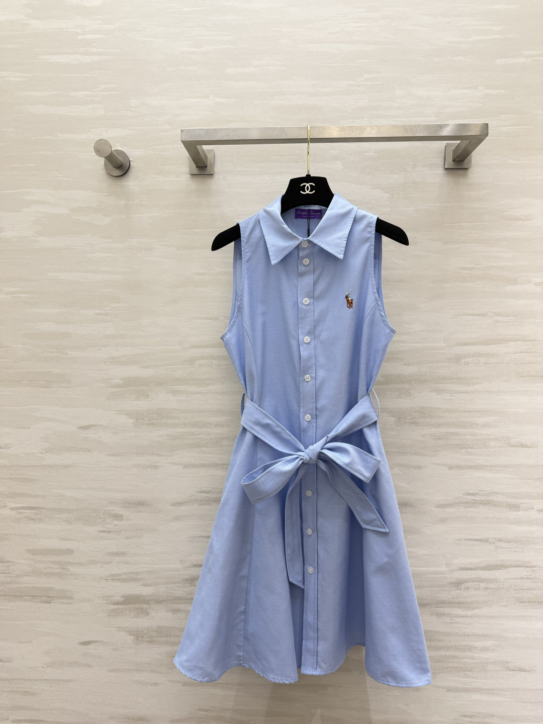 NO:859484,Ralph Laure Purple Label Series Three-Color College Style｜Refreshing and age-reducing universal shirt dress Sleeveless lapel Belt cinched at the waist to create an American college look in one second Pony logo on the chest is low-key and refined Three colors come with youthful filters The drapey fabric upper body is refreshing and neat, suitable for commuting, dating, and travel!  One set of upper body can instantly transform you into a energetic senior!  High-quality customization, available in stock first size S/M/L (S size bust 86, skirt length 89), women's clothing, loro piana, skirts, shirts,19860909Ralph Laure紫标系列 三色学院风｜清爽减龄的万能衬衫裙 无袖翻领 腰带收腰一秒穿出美式学院感 胸前小马标低调精致 三色都自带青春滤镜 垂坠感面料上身清爽利落,通勤、约会、出游都适配！一套上身秒变元气学姐！高品质定制 现货首发sizeS/M/L（s码胸围86,裙长89）,女装,loro piana,skirts,shirts,,Women's clothing