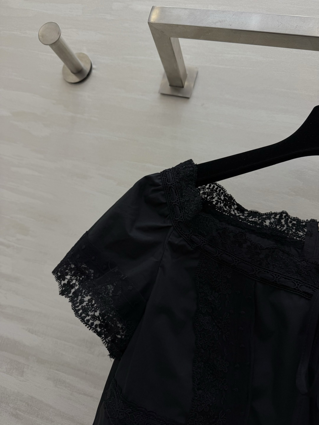 🖤 ERMANNO SCERVIN♡²⁶一字领蕾丝上衣 品牌标志性蕾丝工艺贯穿衣身 领口与袖口的精致花边