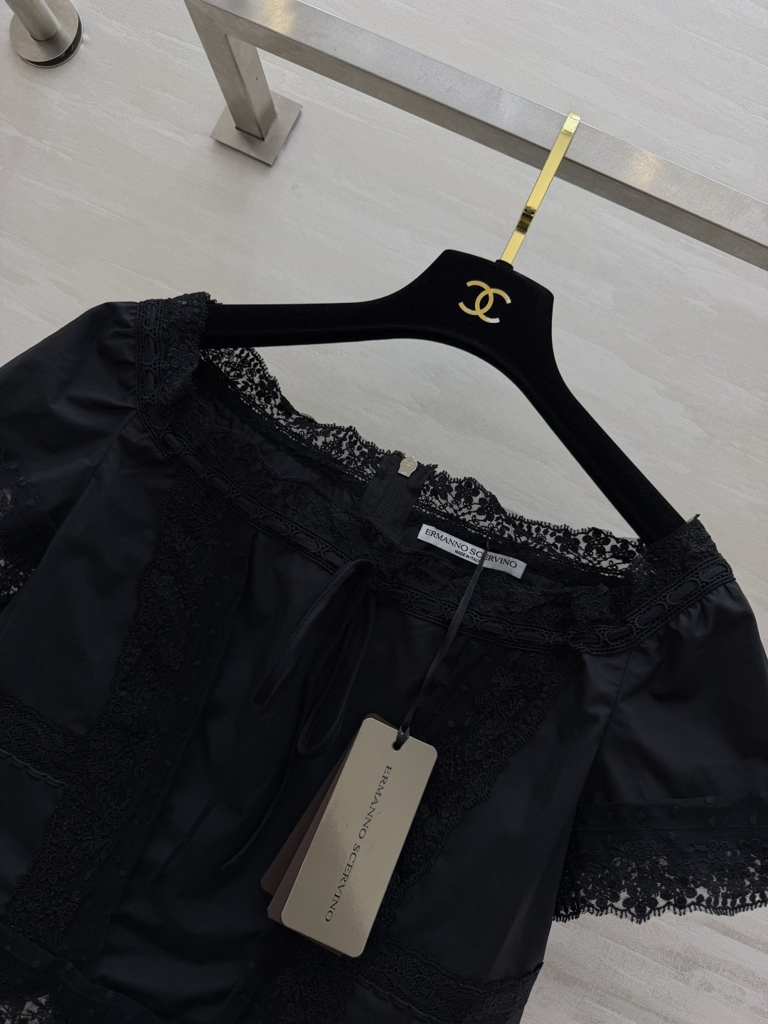 🖤 ERMANNO SCERVIN♡²⁶一字领蕾丝上衣 品牌标志性蕾丝工艺贯穿衣身 领口与袖口的精致花边