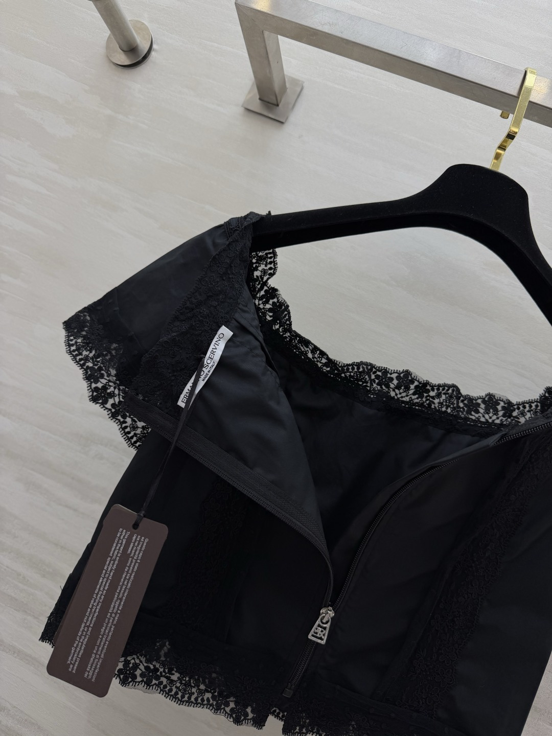 🖤 ERMANNO SCERVIN♡²⁶一字领蕾丝上衣 品牌标志性蕾丝工艺贯穿衣身 领口与袖口的精致花边