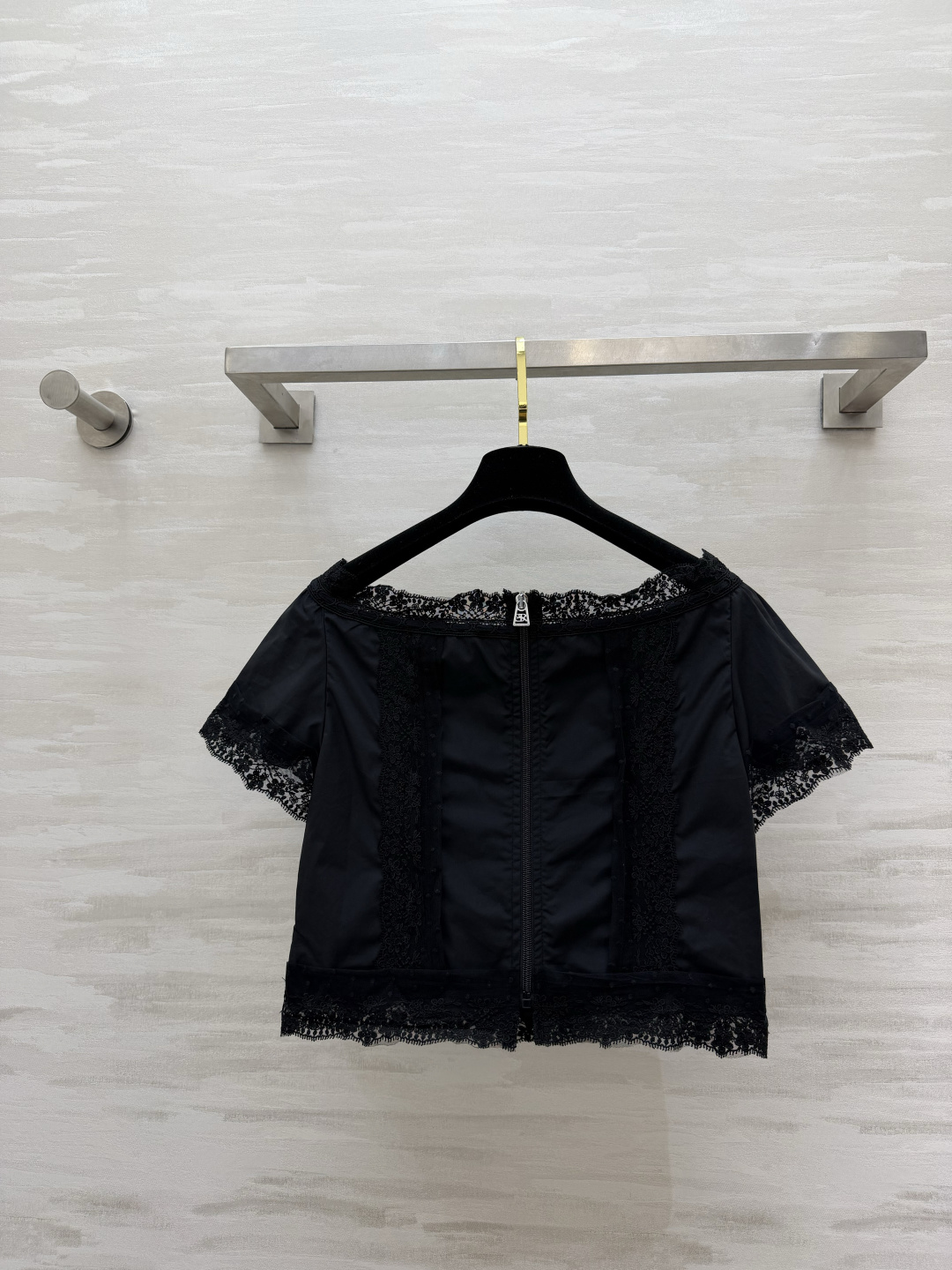 🖤 ERMANNO SCERVIN♡²⁶一字领蕾丝上衣 品牌标志性蕾丝工艺贯穿衣身 领口与袖口的精致花边