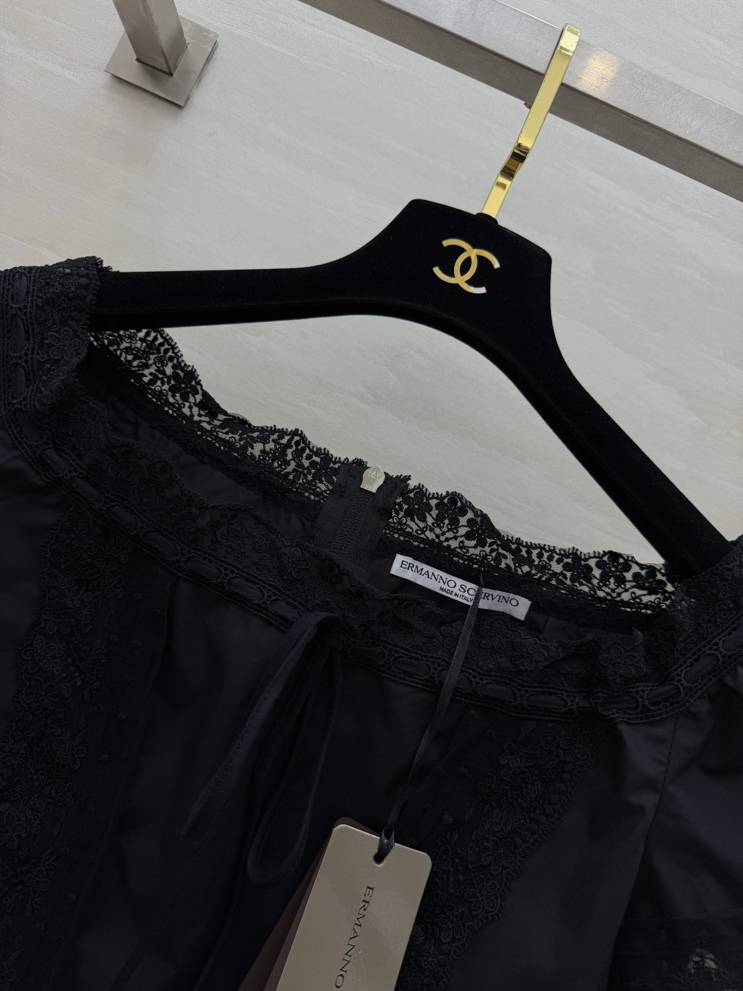 🖤 ERMANNO SCERVIN♡²⁶一字领蕾丝上衣 品牌标志性蕾丝工艺贯穿衣身 领口与袖口的精致花边