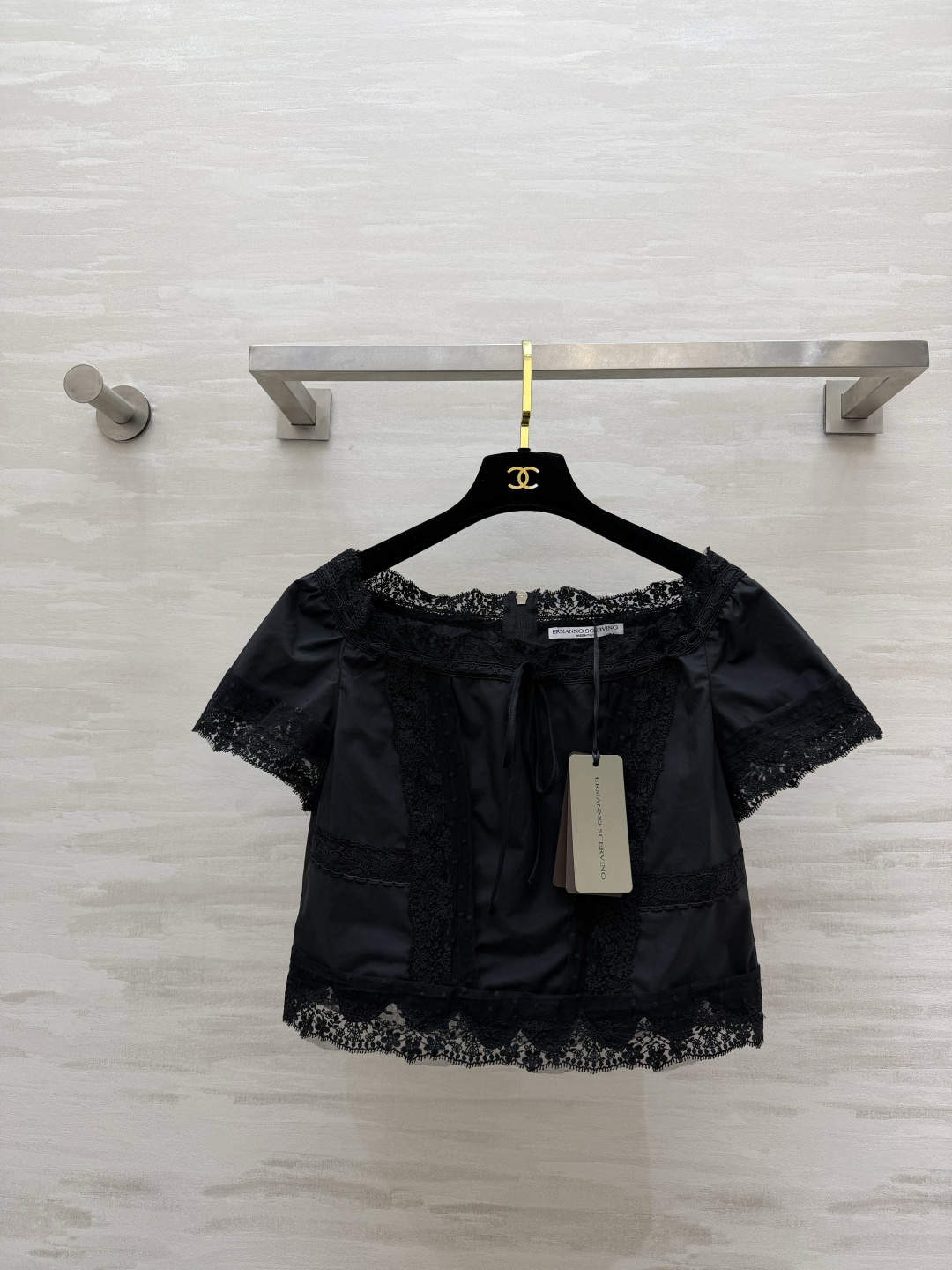 🖤 ERMANNO SCERVIN♡²⁶一字领蕾丝上衣 品牌标志性蕾丝工艺贯穿衣身 领口与袖口的精致花边