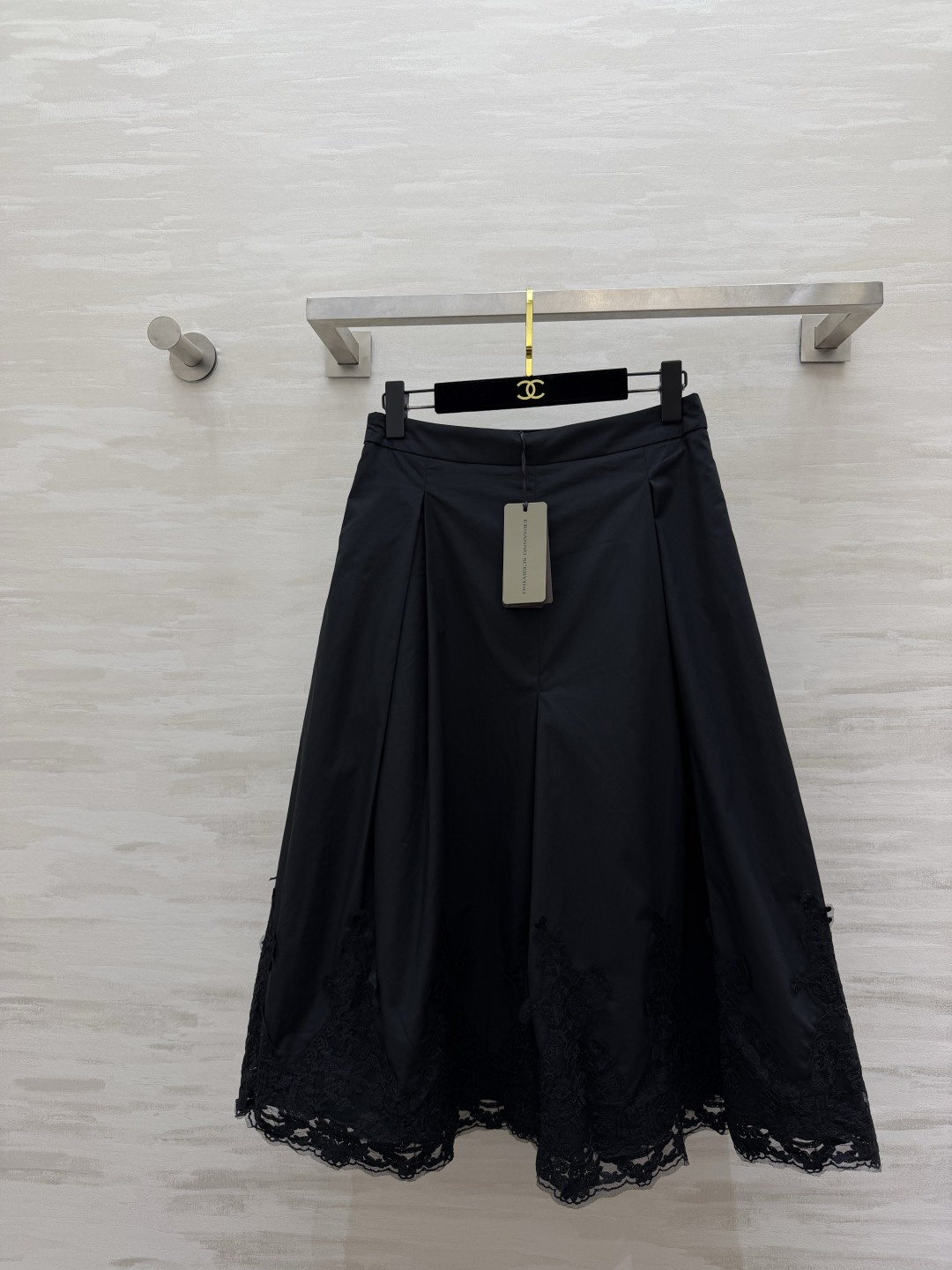 NO:860861,ERMANNO SCERVIN lace splicing A-line skirt. Crisp fabric creates a neat A-line silhouette. Pleats at the waist modify the waist and abdomen line. It has a flesh-hiding effect. Heavy lace splicing at the hem. Exquisite details that are looming when walking, full of dark elegance. Pair it with a simple top to create a high-end look. It can be easily held for daily commuting and dating!  High-quality customization, available in stock first size S/M/L (S size waist 66, skirt length 74), women's clothing, skirts,19860909ERMANNO SCERVIN蕾丝拼接A字半裙 挺括面料打造利落A字廓形 腰头褶裥修饰腰腹线条 自带藏肉效果 下摆重工蕾丝拼接 走动间若隐若现的精致细节 把暗黑优雅感拉满 搭配简单上衣就能穿出高级感,日常通勤、约会都能轻松hold住！高品质定制 现货首发sizeS/M/L（s码腰围66,裙长74）,女装,skirts,,Women's clothing
