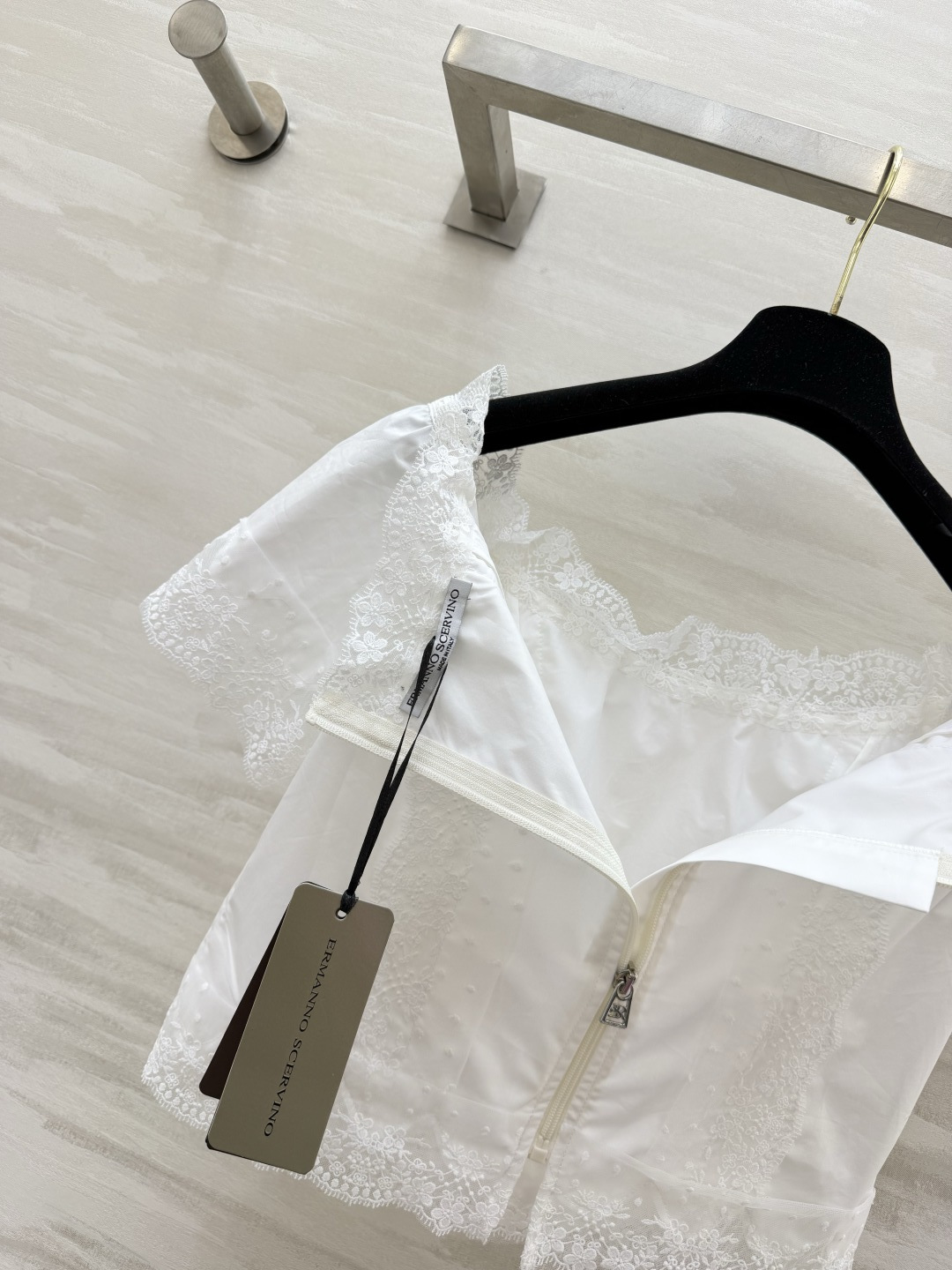 🤍ERMANNO SCERVIN♡²⁶一字领蕾丝上衣 品牌标志性蕾丝工艺贯穿衣身 领口与袖口的精致花边自