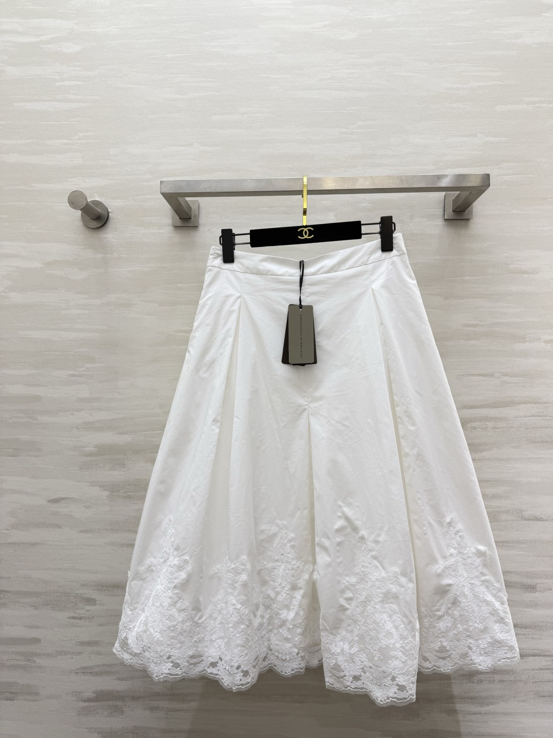 NO:860895,ERMANNO SCERVIN lace splicing A-line skirt. Crisp fabric creates a neat A-line silhouette. Waistband pleats modify the waist and abdomen line. It has a flesh-hiding effect. Heavy-duty lace splicing at the hem. Exquisite details that are faintly visible when walking around add a sense of elegance. Pair it with a simple top to create a high-end look. It can be easily held for daily commuting and dating!  High-quality customization, available in stock first size S/M/L (S size waist 66, skirt length 74), women's clothing, skirts,19860909ERMANNO SCERVIN蕾丝拼接A字半裙 挺括面料打造利落A字廓形 腰头褶裥修饰腰腹线条 自带藏肉效果 下摆重工蕾丝拼接 走动间若隐若现的精致细节 把优雅感拉满 搭配简单上衣就能穿出高级感,日常通勤、约会都能轻松hold住！高品质定制 现货首发sizeS/M/L（s码腰围66,裙长74）,女装,skirts,,Women's clothing