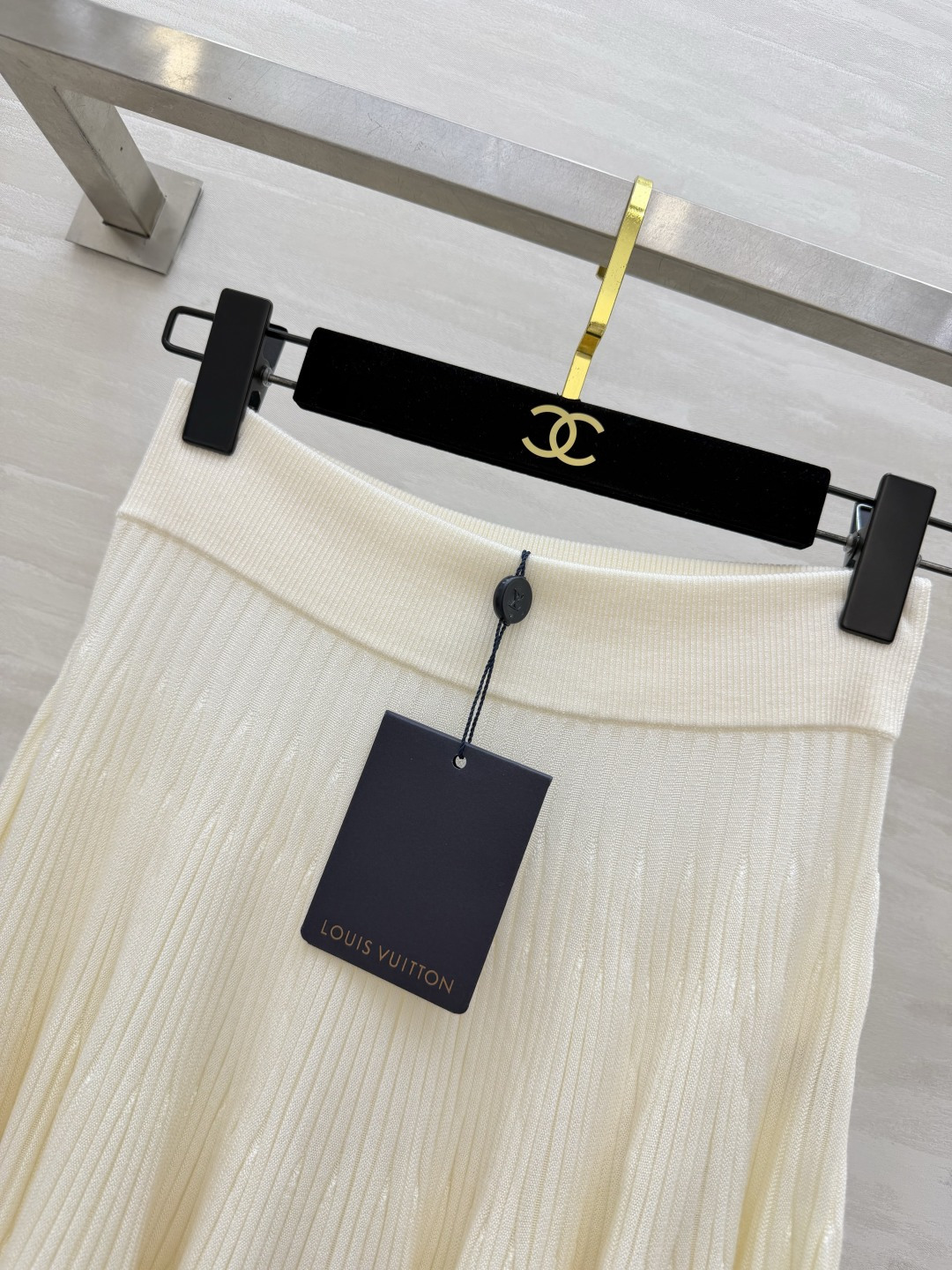 Lvvv²⁶航海系列 针织半裙 温柔到骨子里的米白色 竖坑条肌理超显瘦 垂坠感绝了 走动时的弧度自带柔光