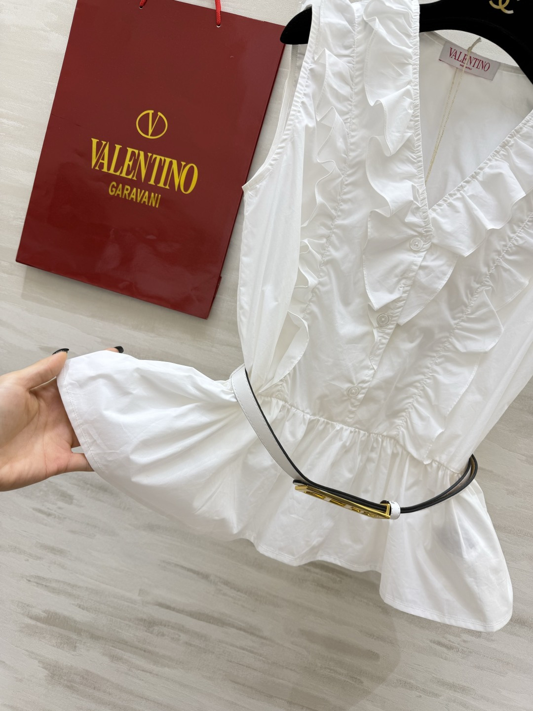 Valentin♡²⁶荷叶边白衬衫✨自带温柔滤镜的小白衫来啦 V领层层荷叶边设计 优雅又减龄 收腰腰带勾