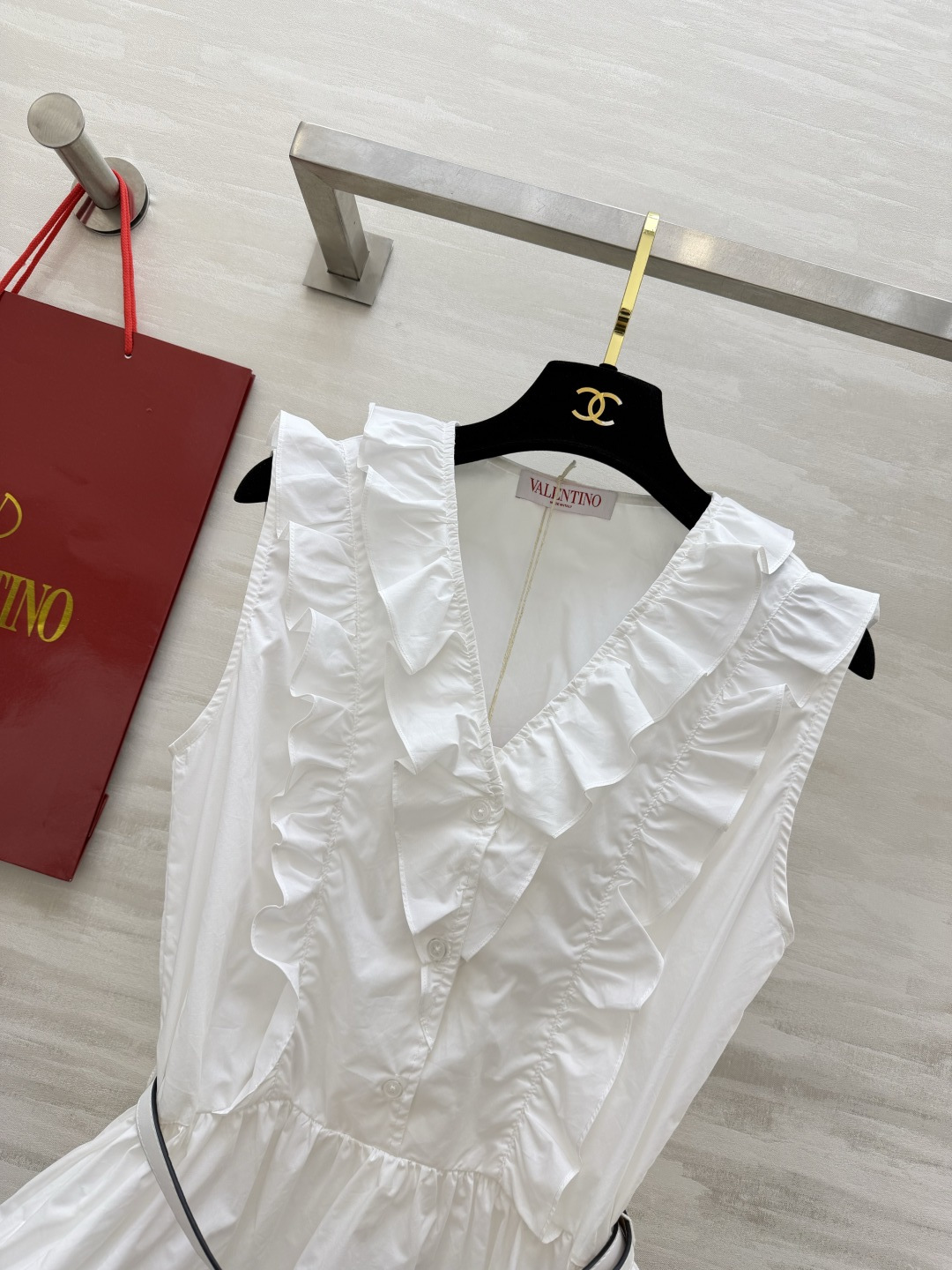 Valentin♡²⁶荷叶边白衬衫✨自带温柔滤镜的小白衫来啦 V领层层荷叶边设计 优雅又减龄 收腰腰带勾