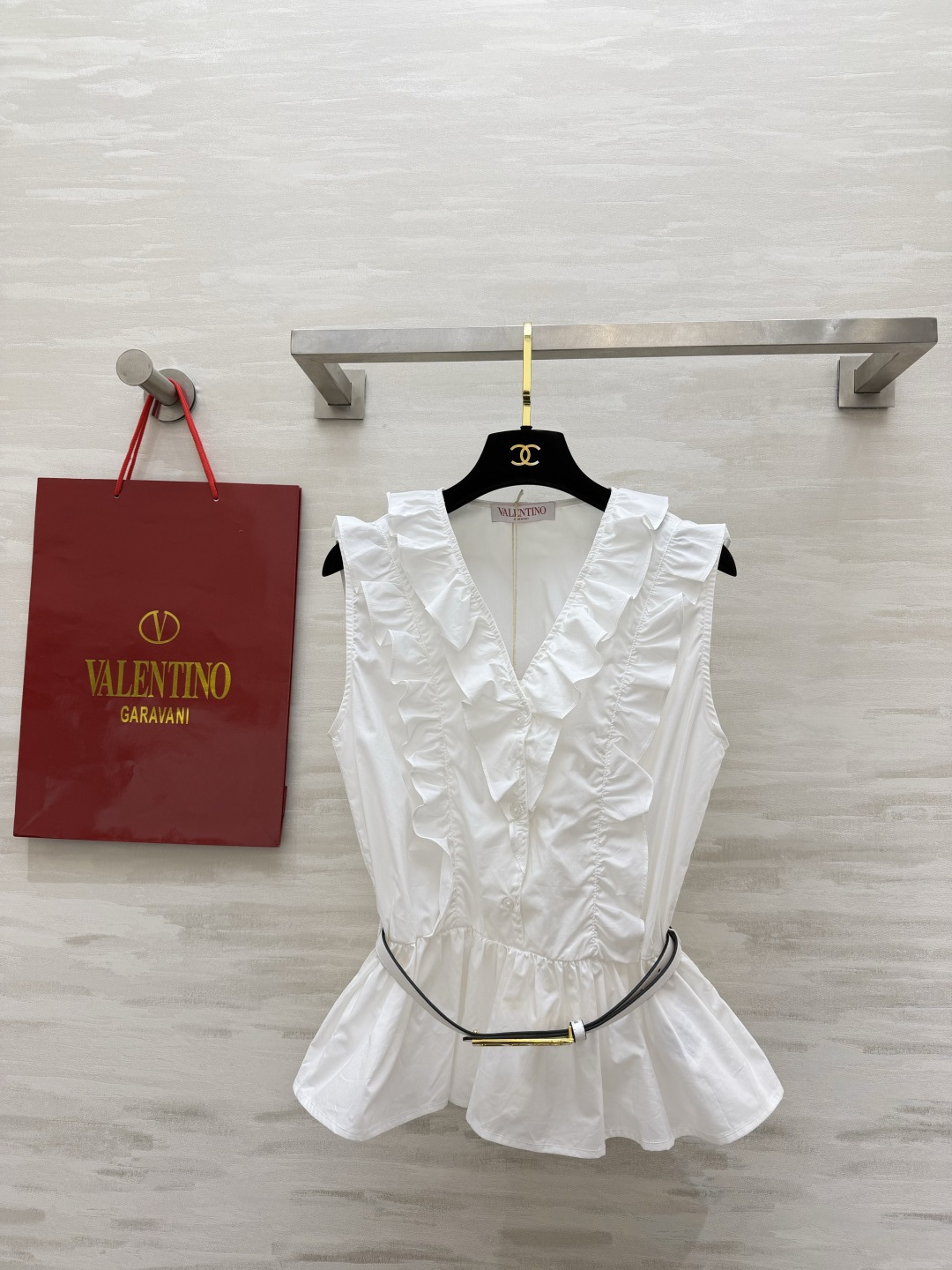 NO:860876,Valentin ruffled white shirt comes with its own gentle filter. The V-neck is layered with ruffles. It is elegant and age-reducing. The waist belt outlines the waistline and changes into a 30-70 ratio in seconds. The sleeveless design is refreshing and neat, gentle and dignified when worn alone. A stylish style that can be worn for commuting and dating. A white shirt can also be worn to give a high-end feel ~ high-quality customization  Available in stock first size S/M/L (S size bust 90, length 55), Valentino-clothing, valentino, valentino, shirts,19860909Valentin荷叶边白衬衫自带温柔滤镜的小白衫来啦 V领层层荷叶边设计 优雅又减龄 收腰腰带勾勒腰线 秒变三七分比例 无袖设计清爽利落单穿温柔显贵 通勤、约会都能hold住的气质款 白衬衫也能穿出高级感~高品质定制 现货首发sizeS/M/L（s码胸围90,衣长55）,华伦天奴-服装,valentino,valentino,shirts,,Women's clothing
