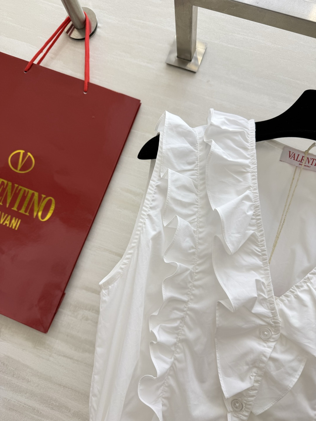 Valentin♡²⁶荷叶边白衬衫✨自带温柔滤镜的小白衫来啦 V领层层荷叶边设计 优雅又减龄 收腰腰带勾