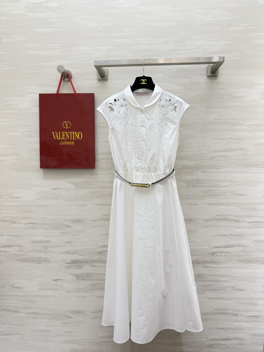 NO:860859,Valentin Heavy Industry Hollow Embroidered Dress The fairy dress with its own soft light filter is here!  Exquisite hollow embroidery on the neckline is gentle and noble. The thin waist belt outlines the waistline and changes the proportion in seconds. Comes with the same color suspender lining. No need to worry about being exposed. You can hold it for commuting, dating, and vacation. When you wear it, you will look like an elegant lady. High-quality customization. Available in stock first size S/M/L (S size bust 90, length 110), Valentino-clothing, valentino, valentino, skirts,19860909Valentin重工镂空绣花连衣裙自带柔光滤镜的仙女裙来啦！领口精致镂空刺绣 温柔又显贵 收腰细腰带勾勒腰线 秒变三七分比例 自带同色系吊带内衬 完全不用担心走光 通勤、约会、度假都能hold住,穿上就是优雅大小姐本人高品质定制 现货首发sizeS/M/L（s码胸围90,衣长110）,华伦天奴-服装,valentino,valentino,skirts,,Women's clothing