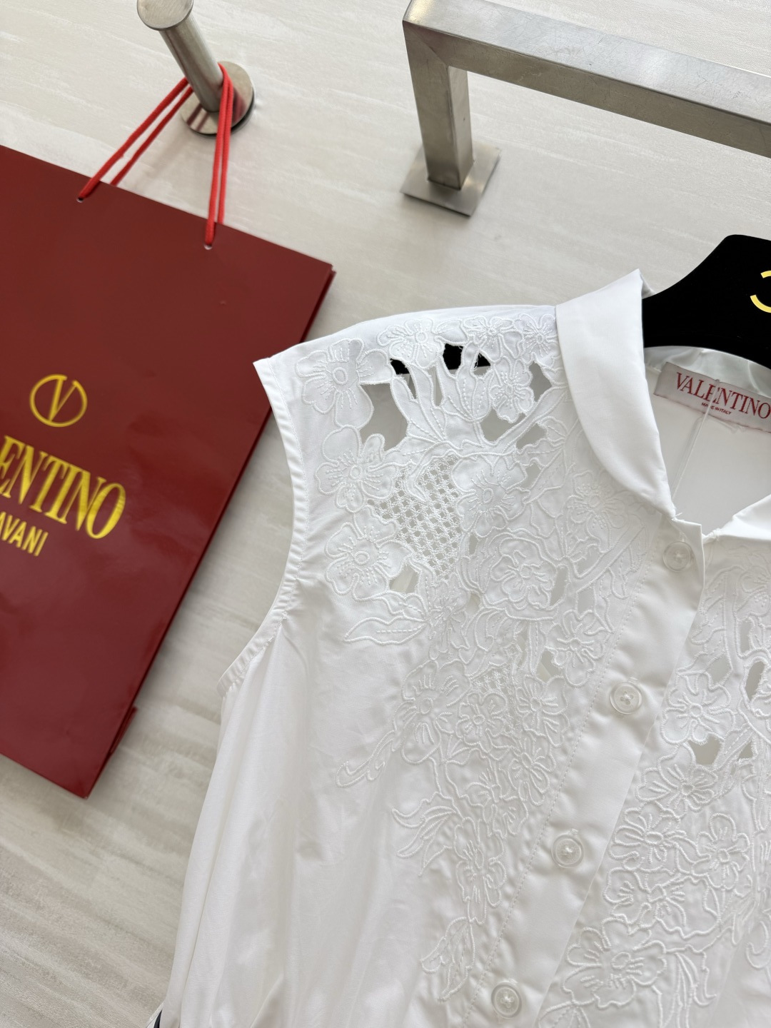 Valentin♡²⁶重工镂空绣花连衣裙🤍自带柔光滤镜的仙女裙来啦！领口精致镂空刺绣 温柔又显贵 收腰细