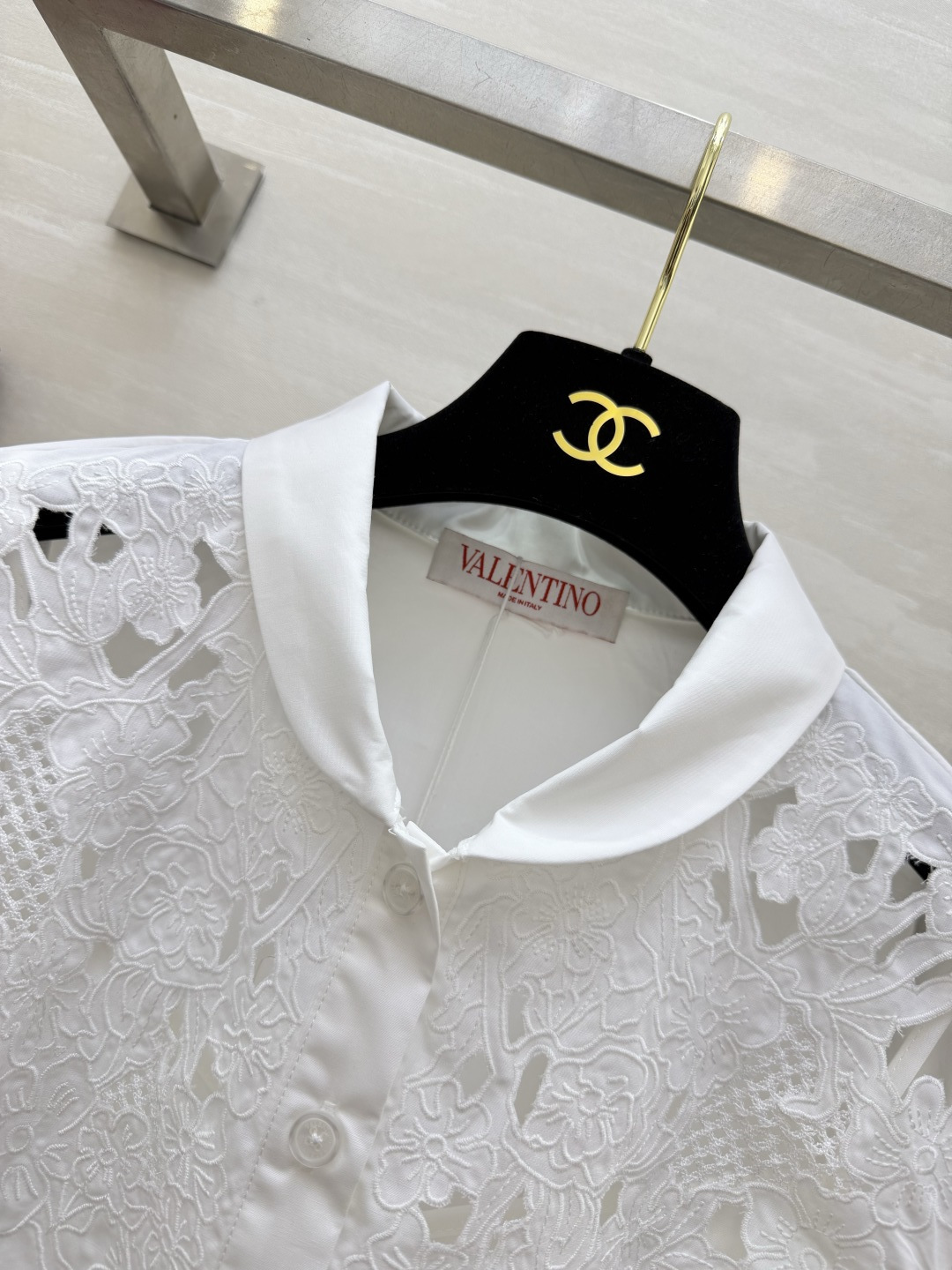 Valentin♡²⁶重工镂空绣花连衣裙🤍自带柔光滤镜的仙女裙来啦！领口精致镂空刺绣 温柔又显贵 收腰细