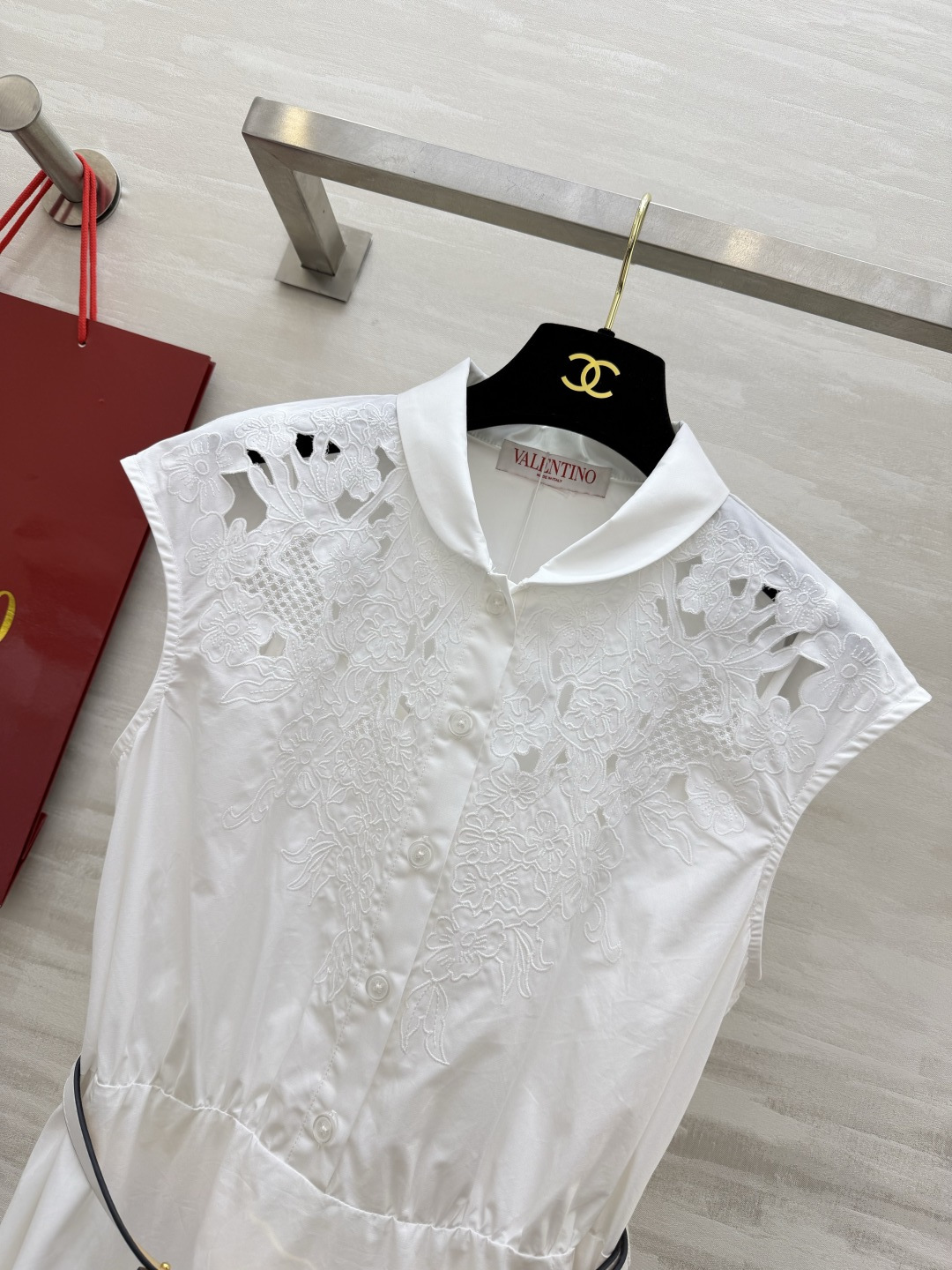 Valentin♡²⁶重工镂空绣花连衣裙🤍自带柔光滤镜的仙女裙来啦！领口精致镂空刺绣 温柔又显贵 收腰细