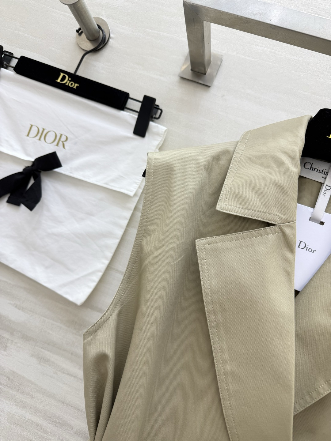 Dio♡²⁶卡其色收腰马甲✨自带高级感的王牌单品来啦！经典风衣版型 无袖设计利落又飒爽 腰间系带蝴蝶结 