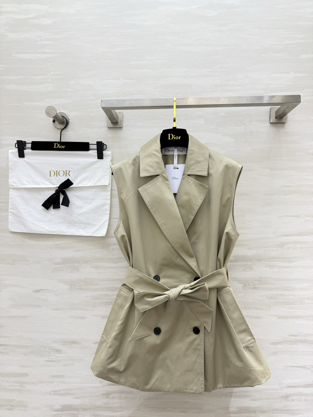 NO:860843,The Dio khaki waist vest is here, a premium item with its own high-end feel!  Classic windbreaker style. Sleeveless design is neat and cool. The bow tie at the waist makes your waist look slimmer in seconds. Optimize the head-to-body ratio. The crisp fabric has a skinny upper body, making the upper body slim and stylish. Fashionable to wear alone, with a shirt/bottoming shirt for a layered look. Easily wear French style relaxation ~ High-quality customization. Available in stock first size S/M/L (S size bust 104, length 64), Dior-clothing, dior, dior, shirts,19860909Dio卡其色收腰马甲自带高级感的王牌单品来啦！经典风衣版型 无袖设计利落又飒爽 腰间系带蝴蝶结 秒变腰精 优化头身比 挺括面料自带骨感上身显瘦又有型 单穿时髦,搭配衬衫/打底衫层次感拉满 轻松穿出法式松弛感~高品质定制 现货首发sizeS/M/L（s码胸围104,衣长64）,迪奥-服装,dior,dior,shirts,,Women's clothing