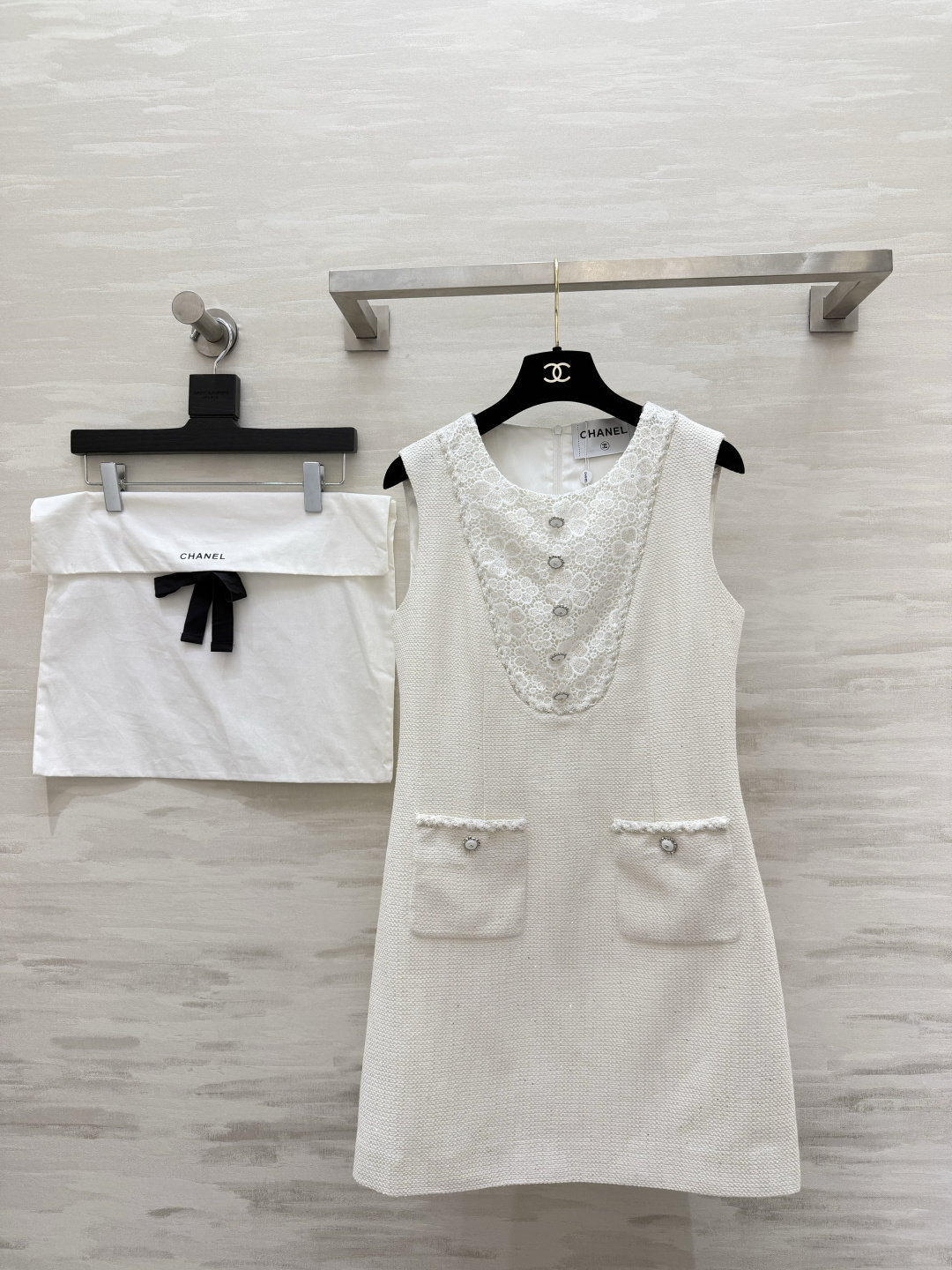 NO:860824,Chane's heavy-duty lace splicing white dress comes with its own soft light filter.  Exquisite lace on the chest, rhinestone buckle design, and a sense of elegance directly. The classic straight A-line version hides the flesh and is neat. The double pocket details restore the essence of the brand. The texture is full. It can be worn for daily commuting, dating, and important occasions. Wearing it will look like an elegant lady. High-quality customization. Available in stock first size 36/38/40 (bust 84 in size 36, skirt length 82), Chanel-clothing, chanel, chanel, skirts,19860909Chane重工蕾丝拼接小白裙自带柔光滤镜的千金款来啦！胸前精致蕾丝 水钻扣设计 贵气感直接拉满 经典直筒A字版型藏肉又显利落 双口袋细节还原品牌精髓 质感拉满 日常通勤、约会、重要场合都能hold住 穿上就是优雅大小姐本人高品质定制 现货首发size36/38/40（36码胸围84,裙长82）,香奈儿-服装,chanel,chanel,skirts,,Women's clothing