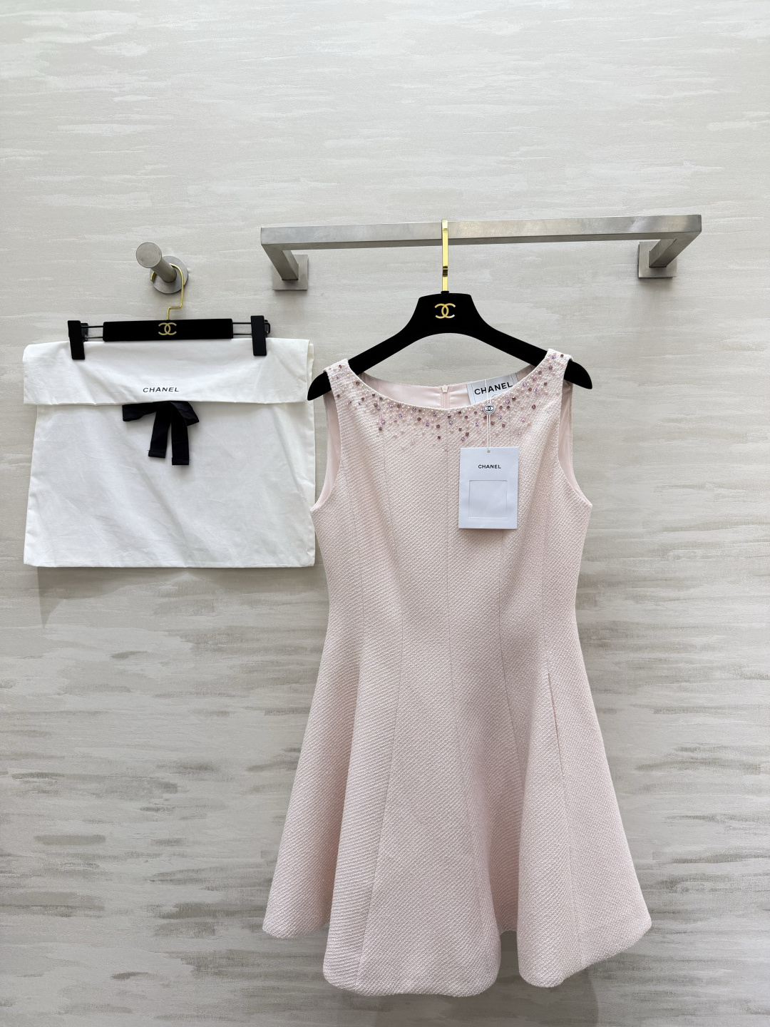 NO:860804,Chane's pale pink beaded sleeveless dress with its own soft light filter is here!  Cherry blossom pink that is gentle to the core. The upper body is like a dainty lady. The gradient pink diamond beads on the neckline are low-key and sparkle with nobility. The waist-cinched A-line skirt modifies the waist-to-hip ratio just right. It can be held on daily dates, dinners, and important occasions. When you wear it, you will be like a pampered little princess. High-quality customization. Available in stock first size 36/38/40 (bust 82 in size 36, skirt length 78), Chanel-clothing, chanel, chanel, skirts,19860909Chane淡粉钉珠无袖连衣裙自带柔光滤镜的人间富贵花来啦！温柔到骨子里的樱花粉 上身就是娇俏大小姐 领口的渐变粉钻钉珠 低调又闪着贵气的光 收腰A字裙摆 把腰臀比修饰得恰到好处日常约会、晚宴、重要场合都能hold住 穿上就是被宠爱的小公主高品质定制 现货首发size36/38/40（36码胸围82,裙长78）,香奈儿-服装,chanel,chanel,skirts,,Women's clothing
