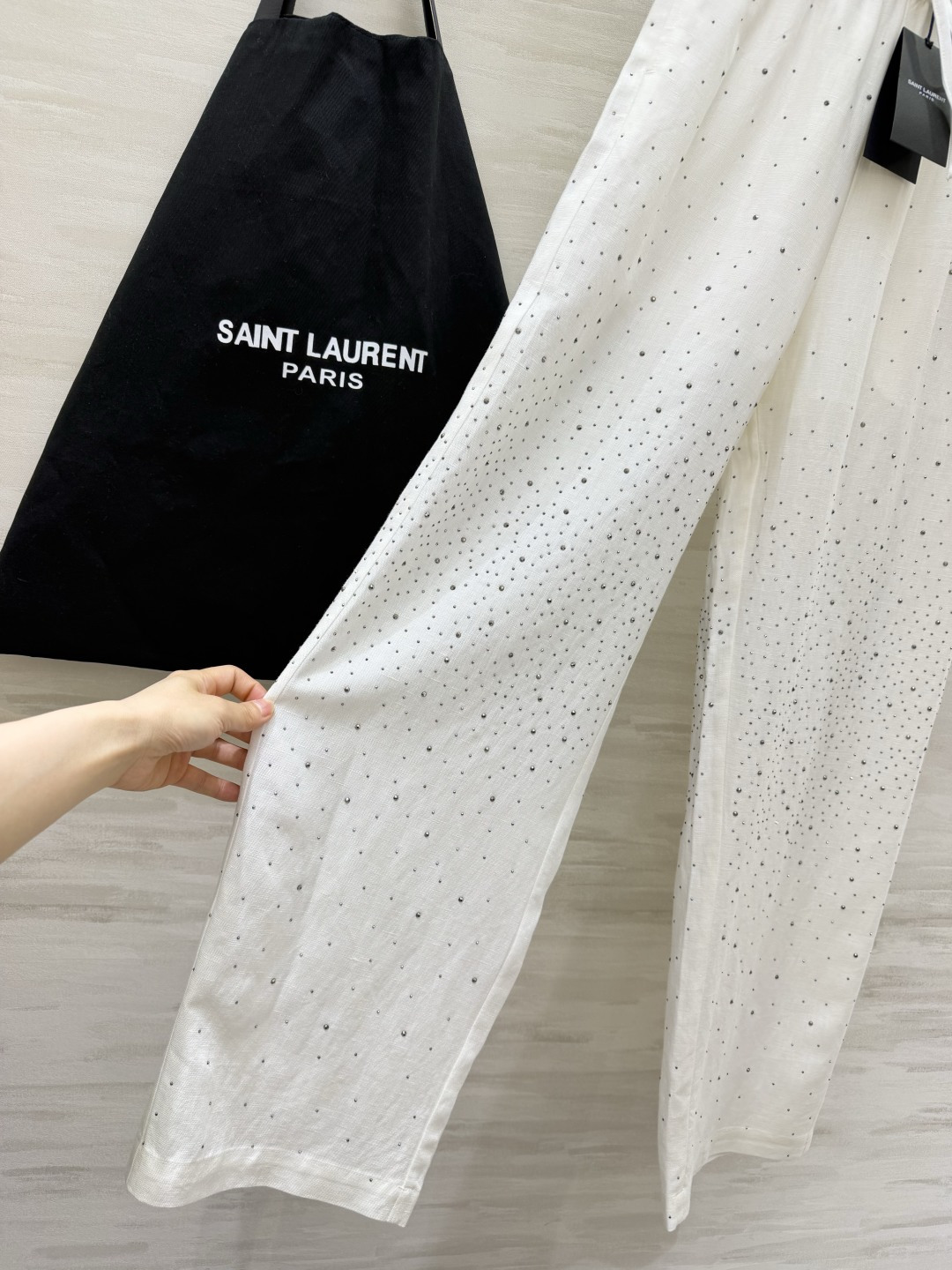 ysl²⁶ 「白月光本命｜温柔到骨子里的满天星」直筒阔腿裤 这条白色真的自带清冷贵气感，温柔又高级！满天