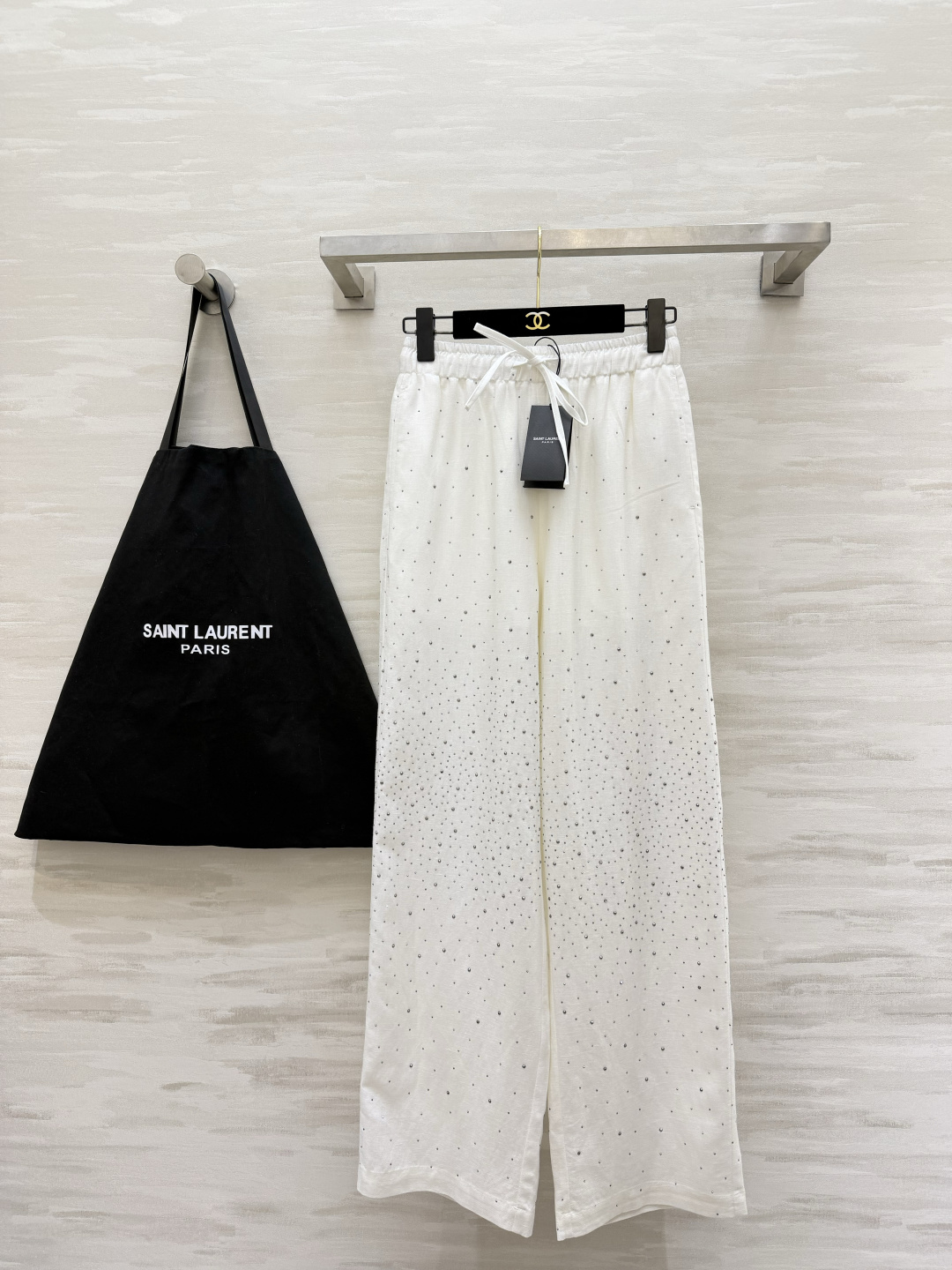 NO:862421,ysl 'White Moonlight Benming | Gentle to the Bone Gypsophila' straight wide-leg pants. This white pair really has a cool and noble feeling, gentle and high-end!  The gypsophila hot diamonds look like they are sprinkled with a layer of crushed diamonds, and they sparkle in the sun!  The elastic waist does not pinch the flesh, and the wide-leg version hides a lot of flesh. It looks great when paired with a white shirt and suspenders. It is refreshing and clean in summer. Whoever wears it will look like a gentle heroine!  High-end blends｜Lyocell x linen, the golden ratio!  Cooling feeling + breathability + smoothness + anti-wrinkle, four in one!  It’s easy to wear for daily use/commuting/vacation, and it has a high-end feel!  High-quality customization, available in stock first size S/M/L/XL (S size waist 66, pants length 105), Saint Laurent-clothing, saint laurent, saint laurent, shirts, gold,19860909ysl 「白月光本命｜温柔到骨子里的满天星」直筒阔腿裤 这条白色真的自带清冷贵气感,温柔又高级！满天星烫钻像撒了一层碎钻,阳光下超闪！松紧腰不勒肉,阔腿版型巨藏肉.搭配白衬衫、吊带都很绝,夏天穿清爽又干净,谁穿谁是温柔大女主！高端混纺｜莱赛尔×亚麻 黄金配比！凉感+透气+垂顺+抗皱 四合一！日常/通勤/度假都好搭,高级感稳稳拿捏！高品质定制 现货首发sizeS/M/L/XL（s码腰围66,裤长105）,圣罗兰-服装,saint laurent,saint laurent,shirts,gold,,Women's clothing