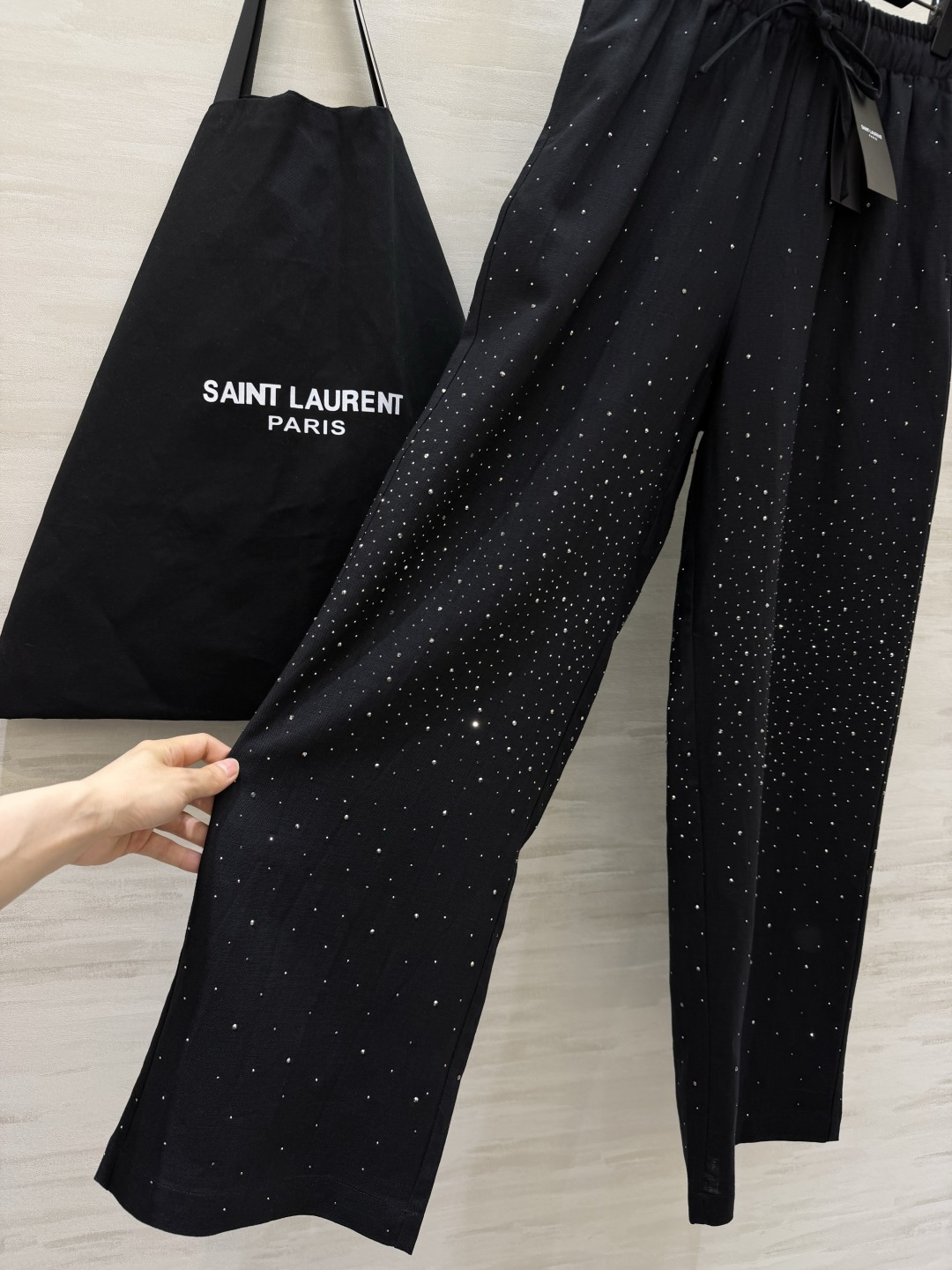 ysl²⁶黑闪满天星阔腿裤 烫钻工艺超精致低调又高级的星光感 松紧腰+阔腿版型，藏肉显瘦效果绝了！定制莱