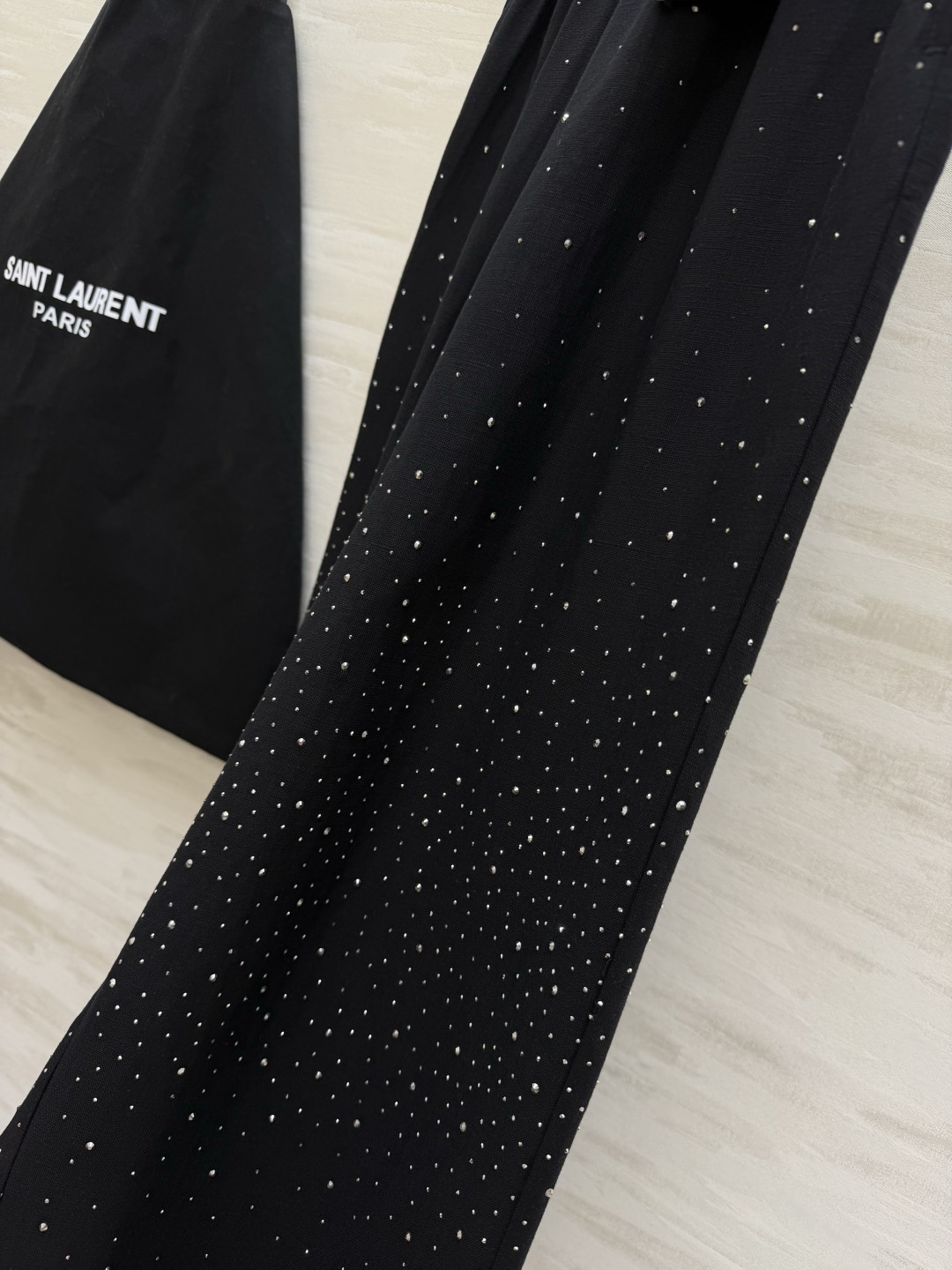 ysl²⁶黑闪满天星阔腿裤 烫钻工艺超精致低调又高级的星光感 松紧腰+阔腿版型，藏肉显瘦效果绝了！定制莱