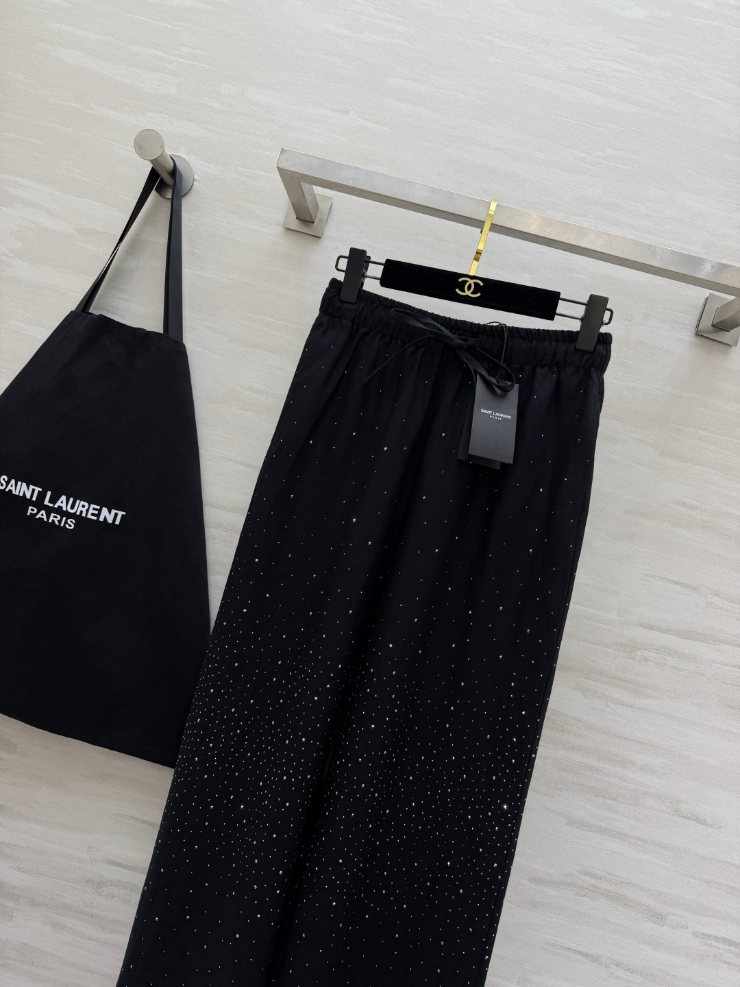ysl²⁶黑闪满天星阔腿裤 烫钻工艺超精致低调又高级的星光感 松紧腰+阔腿版型，藏肉显瘦效果绝了！定制莱
