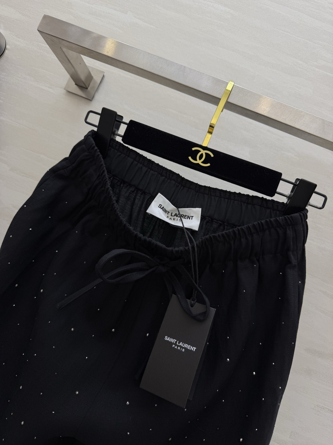ysl²⁶黑闪满天星阔腿裤 烫钻工艺超精致低调又高级的星光感 松紧腰+阔腿版型，藏肉显瘦效果绝了！定制莱