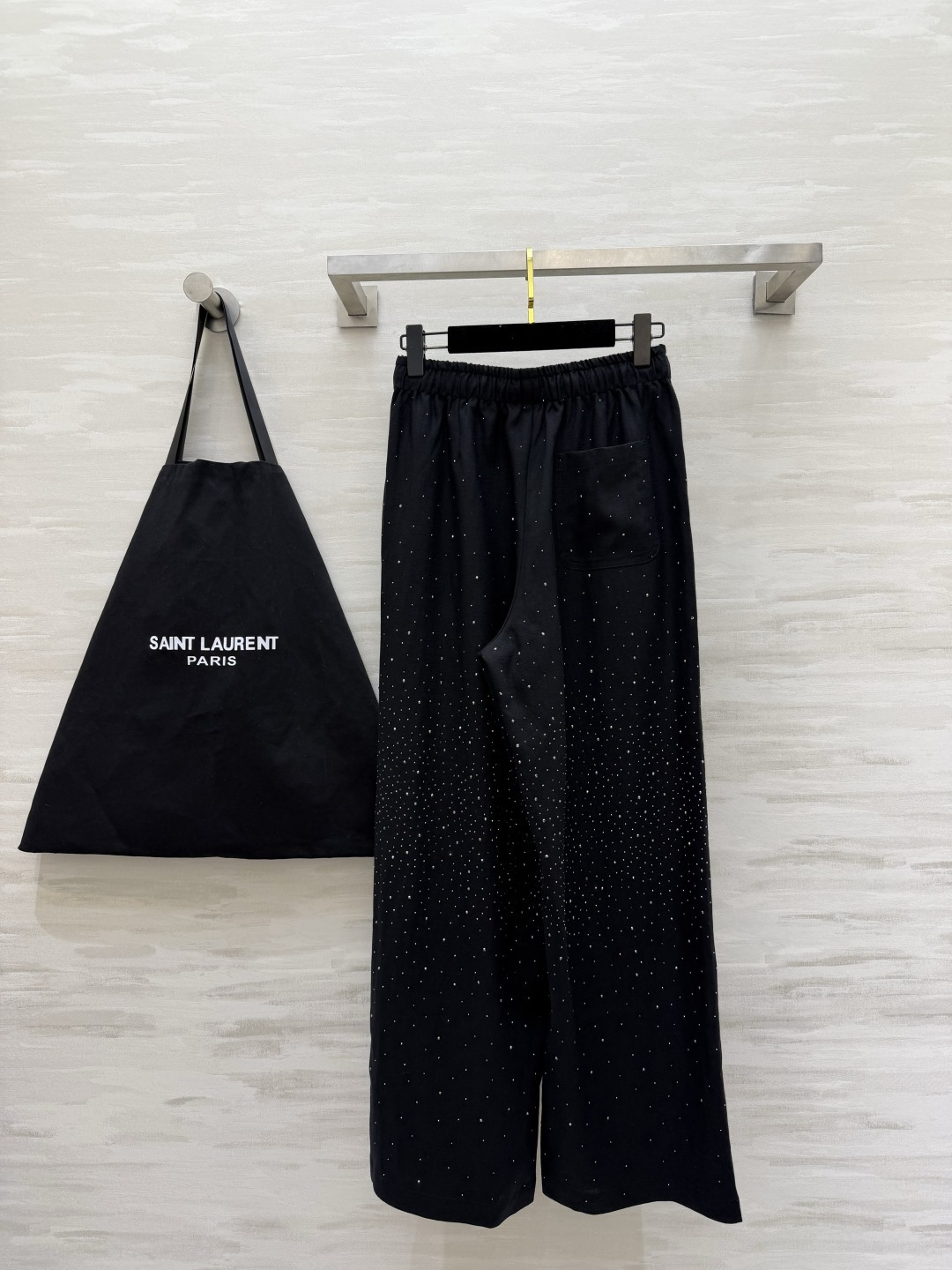 ysl²⁶黑闪满天星阔腿裤 烫钻工艺超精致低调又高级的星光感 松紧腰+阔腿版型，藏肉显瘦效果绝了！定制莱