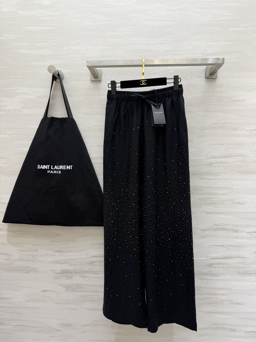 NO:862434,YSL black sparkle starry wide-leg pants. The rhinestone processing is super exquisite, low-key and high-end starlight feeling. The elastic waist + wide-leg version has an amazing effect of hiding the muscles and slimming down!  Customized lyocell linen gives a glowing sense of luxury!  Cool + breathable + drape + anti-wrinkle, four-in-one. Black/white color, easy to wear for daily/commute/vacation, high-end and stable. High-quality customization, available in stock first size S/M/L/XL (S size waist 66, pants length 104), saint laurent-clothing, saint laurent, saint laurent,19860909ysl黑闪满天星阔腿裤 烫钻工艺超精致低调又高级的星光感 松紧腰+阔腿版型,藏肉显瘦效果绝了！定制莱赛尔亚麻 会发光的高级感！凉感+透气+垂顺+抗皱 四合一.黑/白两色,日常/通勤/度假都好搭,高级感稳稳拿捏.高品质定制 现货首发sizeS/M/L/XL（s码腰围66,裤长104）,圣罗兰-服装,saint laurent,saint laurent,,Women's clothing