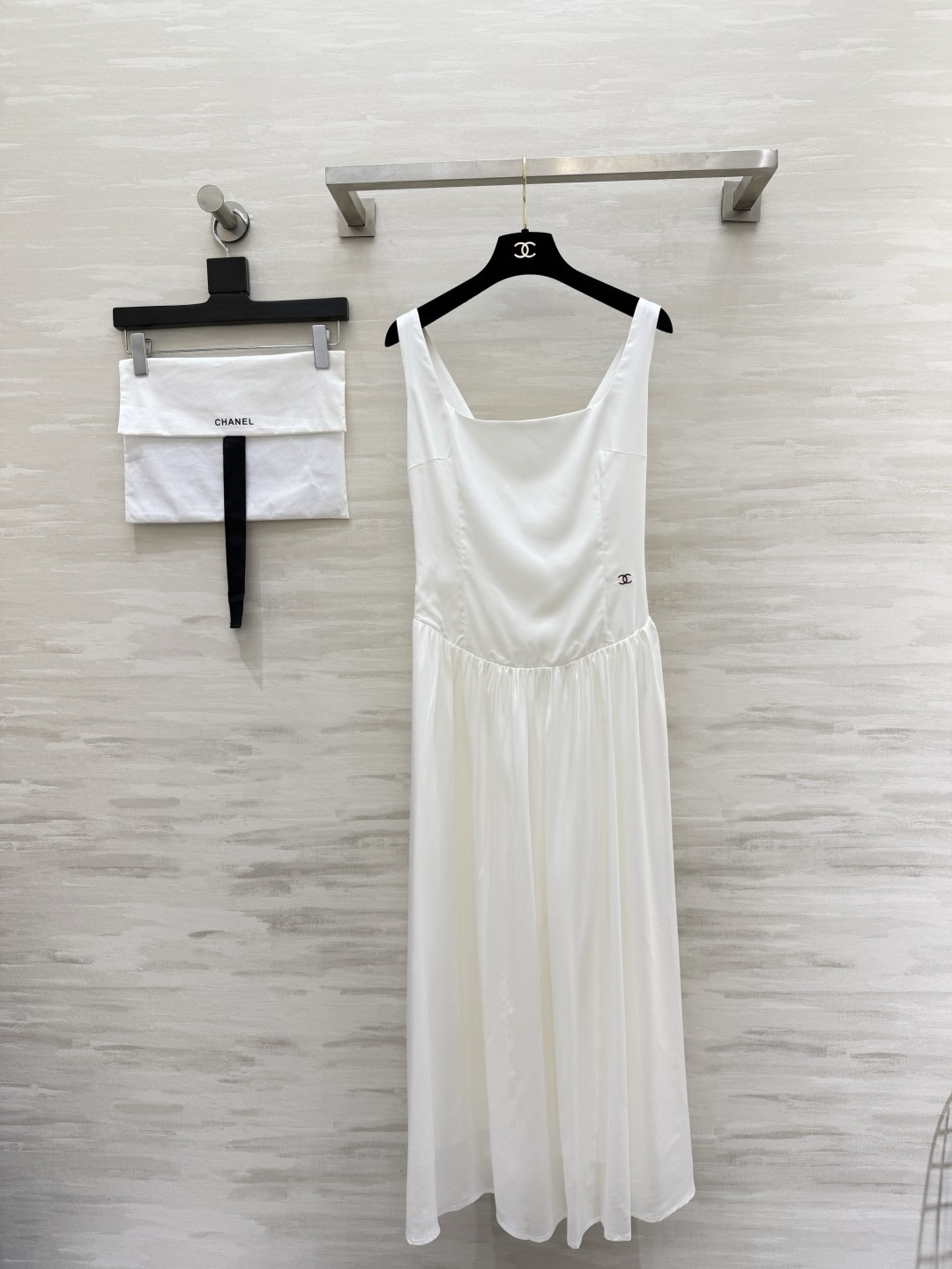 NO:862317,Who knows Chane sundress with its own cool and noble feel?  This skirt really combines gentleness and luxury with its square-neck design. The waist-cinching large skirt perfectly outlines the waistline and can hide the flesh on the crotch and legs. The double C logo on the upper body is low-key and exquisite. The drape fabric has its own soft light filter. It has an elegant feeling when walking. One black and one white can be worn for commuting, dating or vacation. Lazy people will look very elegant just wearing one when going out!  High-quality customization, available in stock first size S/M/L (S size elastic bust 68, skirt length 121), Chanel-clothing, chanel, chanel, skirts,19860909自带清冷贵气感 Chane背心裙 谁懂啊！这条裙子真的把温柔和高级感焊死了方领设计 收腰大裙摆 完美勾勒腰线 又能藏住胯部和腿上的肉肉 上半身的双C小标低调精致 垂坠面料自带柔光滤镜 走路都带飘逸感 一黑一白 不管是通勤、约会还是度假都能穿 懒人直接一套出门就超有气质！高品质定制 现货首发sizeS/M/L（s码弹力胸围68,裙长121）,香奈儿-服装,chanel,chanel,skirts,,Women's clothing