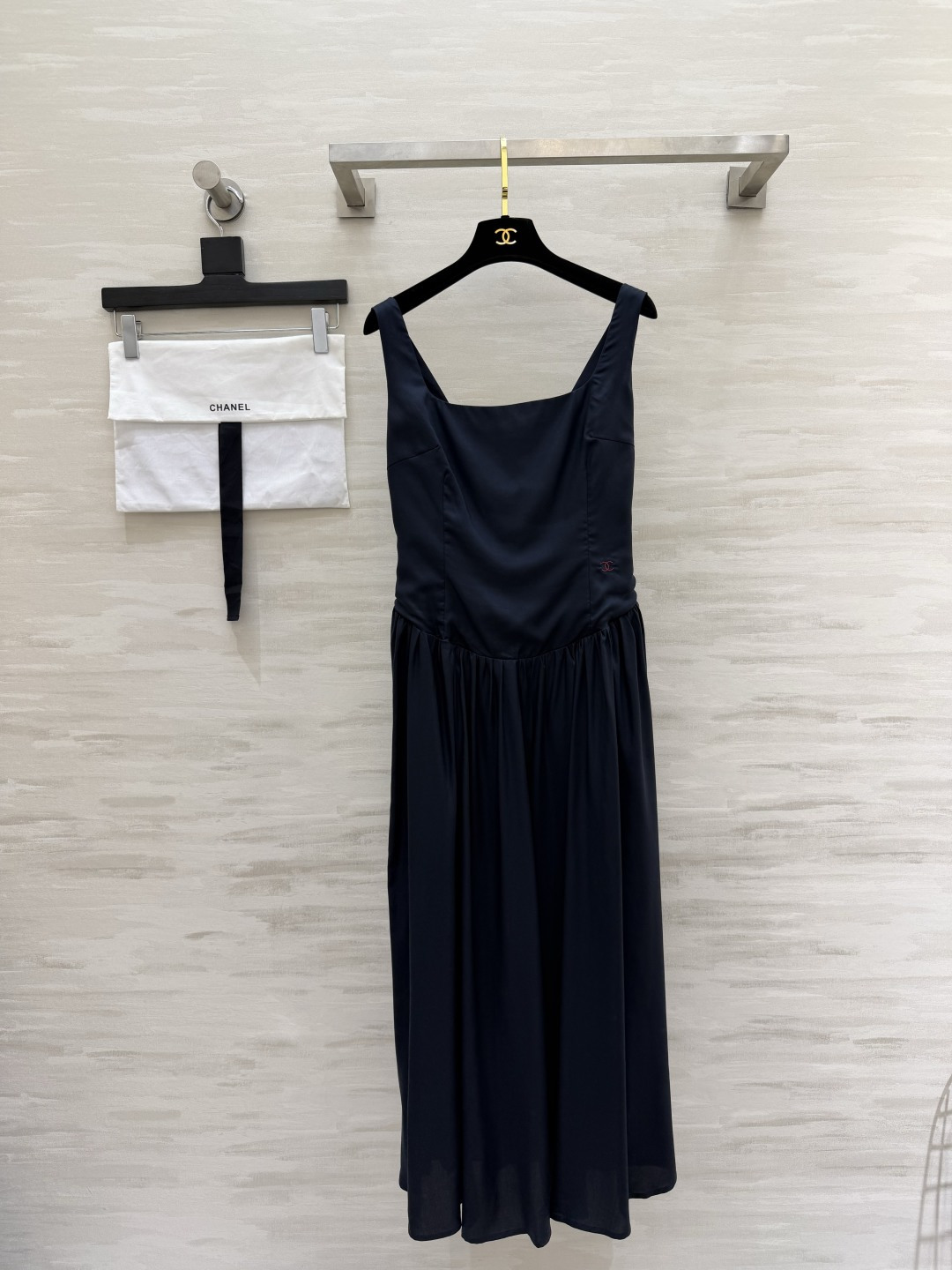 NO:862344,Who knows Chane sundress with its own cool and noble feel?  This skirt really combines gentleness and luxury with its square-neck design. The waist-cinching large skirt perfectly outlines the waistline and can hide the flesh on the crotch and legs. The double C logo on the upper body is low-key and exquisite. The drape fabric has its own soft light filter. It has an elegant feeling when walking. One black and one white can be worn for commuting, dating or vacation. Lazy people will look very elegant just wearing one when going out!  High-quality customization, available in stock first size S/M/L (S size elastic bust 68, skirt length 121), Chanel-clothing, chanel, chanel, skirts,19860909自带清冷贵气感 Chane背心裙 谁懂啊！这条裙子真的把温柔和高级感焊死了方领设计 收腰大裙摆 完美勾勒腰线 又能藏住胯部和腿上的肉肉 上半身的双C小标低调精致 垂坠面料自带柔光滤镜 走路都带飘逸感 一黑一白 不管是通勤、约会还是度假都能穿 懒人直接一套出门就超有气质！高品质定制 现货首发sizeS/M/L（s码弹力胸围68,裙长121）,香奈儿-服装,chanel,chanel,skirts,,Women's clothing