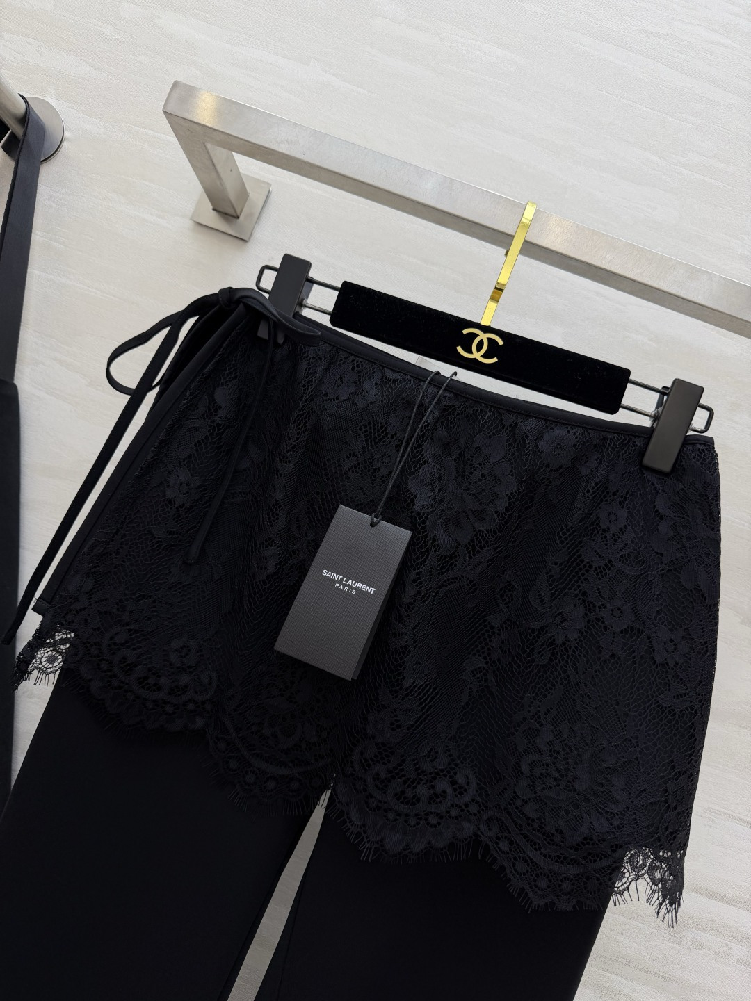 ysl²⁶ 「纯欲感拉满｜蕾丝罩衫+微喇小黑裤」 蕾丝半裙罩衫 精致花纹+毛边下摆 自带柔焦滤镜 氛围感