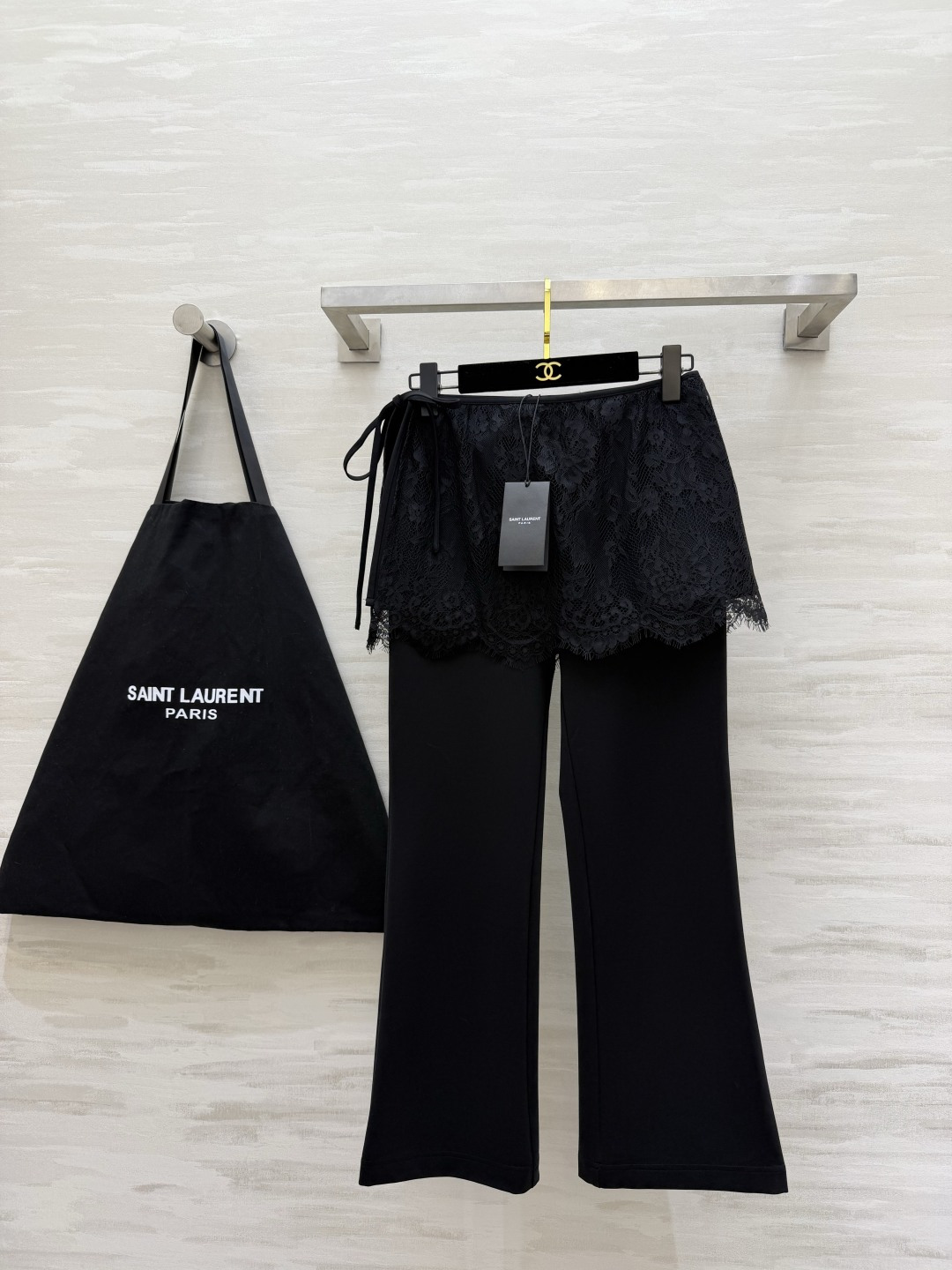 ysl²⁶ 「纯欲感拉满｜蕾丝罩衫+微喇小黑裤」 蕾丝半裙罩衫 精致花纹+毛边下摆 自带柔焦滤镜 氛围感