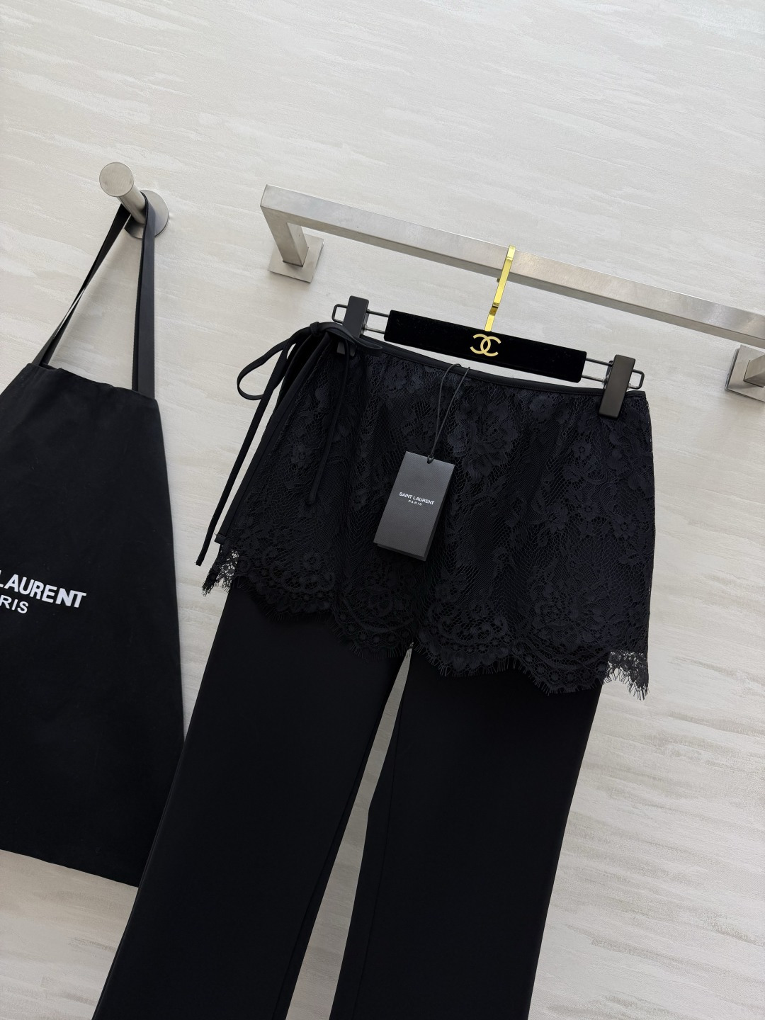 ysl²⁶ 「纯欲感拉满｜蕾丝罩衫+微喇小黑裤」 蕾丝半裙罩衫 精致花纹+毛边下摆 自带柔焦滤镜 氛围感